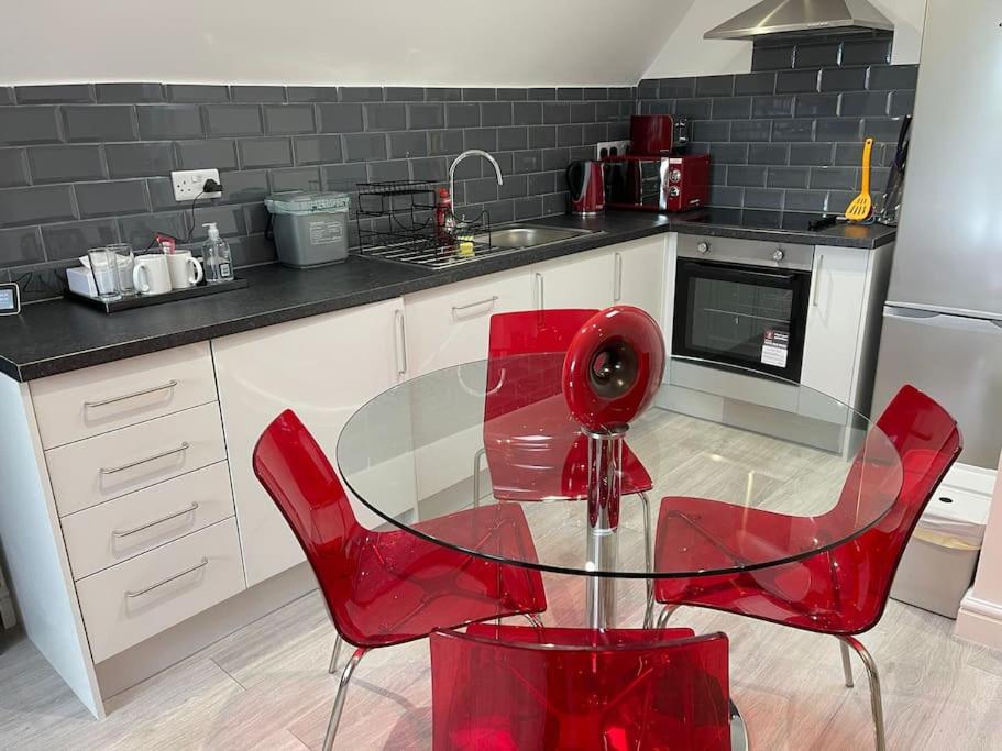 Rosey Lodge -1Bedroom Cousy Flat - Parking, Netflix, WIFI - Close to Blenheim Palace & Oxford - F5 view 3