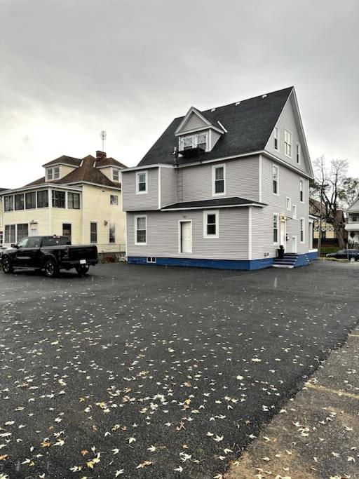 Newly 5 Star 3 Beds 1 Bath ideal Short term rental view 4