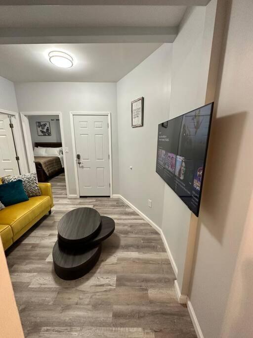 Newly 5 Star 3 Beds 1 Bath ideal Short term rental view 3