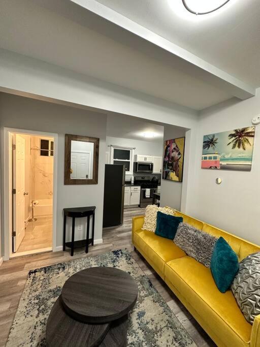 Newly 5 Star 3 Beds 1 Bath ideal Short term rental view 2