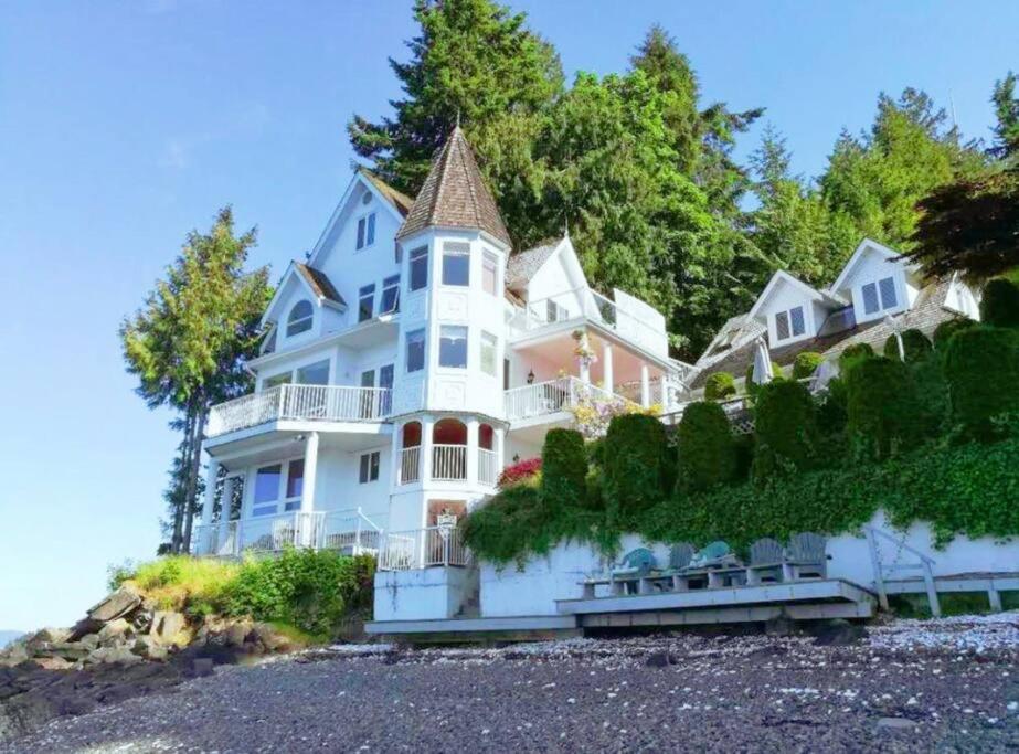 Vancouver Castle Waterfront with hot tub beach downtown
