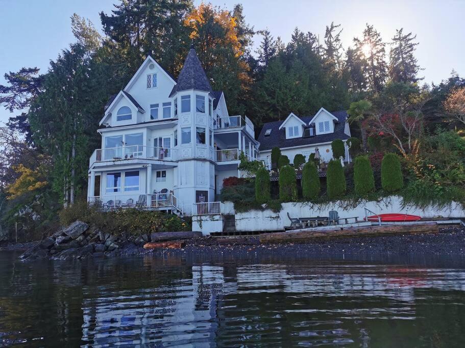 Vancouver Castle Waterfront with hot tub beach downtown