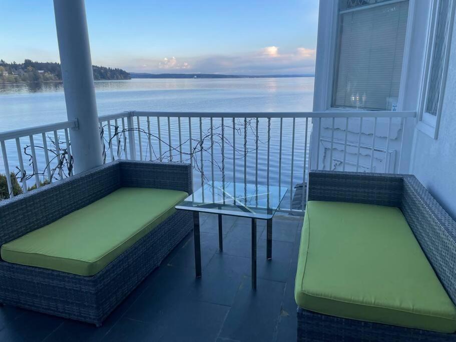 Vancouver Castle Waterfront with hot tub beach downtown