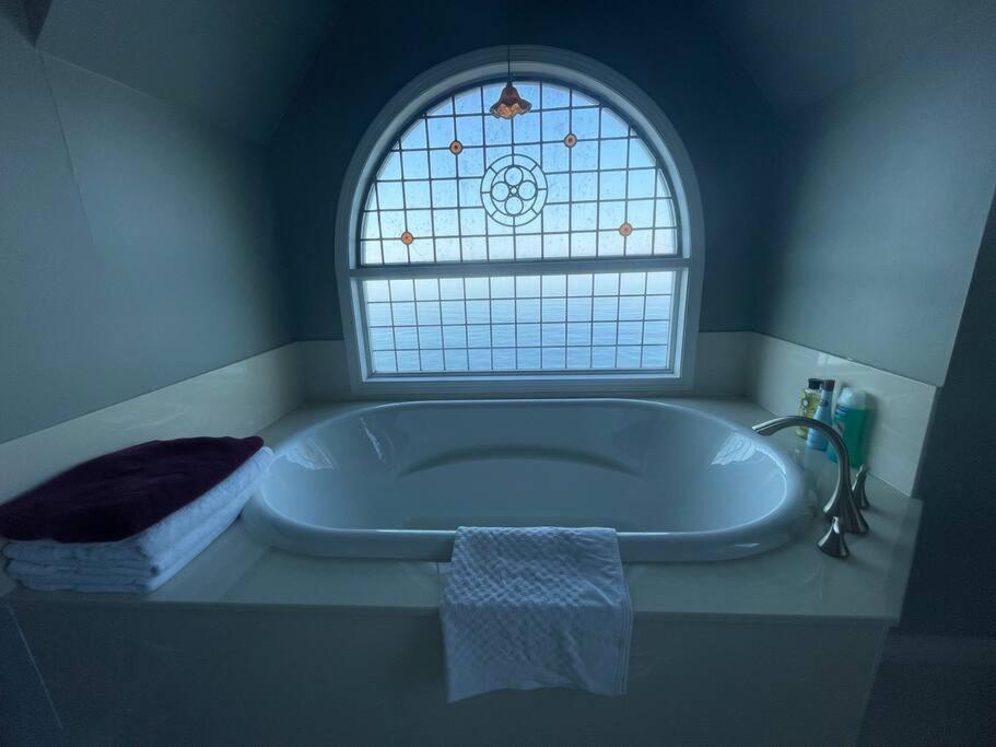 Vancouver Castle Waterfront with hot tub beach downtown