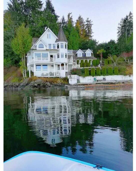Vancouver Castle Waterfront with hot tub beach downtown