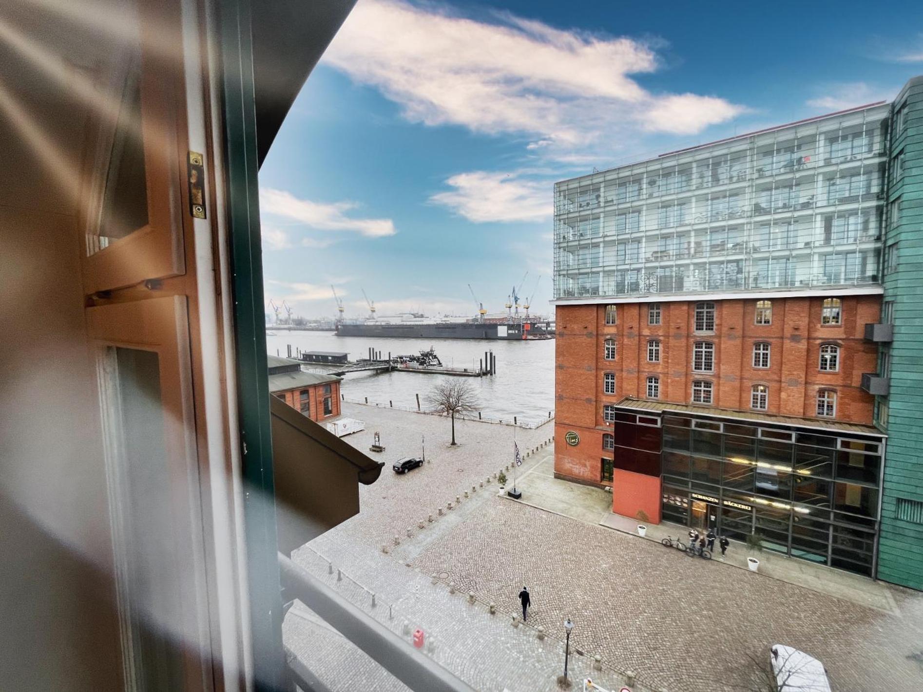 LOFT-Panoramablick-HAFEN & ELBE!