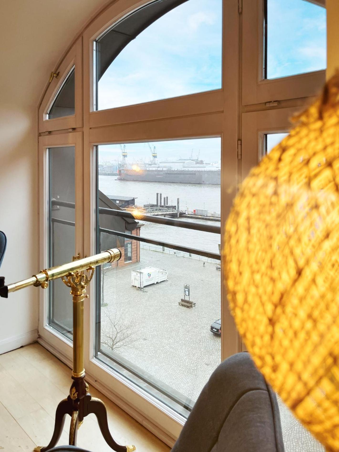 LOFT-Panoramablick-HAFEN & ELBE!