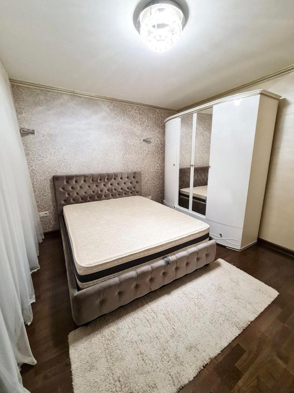 Cathedral Park and Pedestrian zone ultracentral cozy apartment in Chisinau view 4