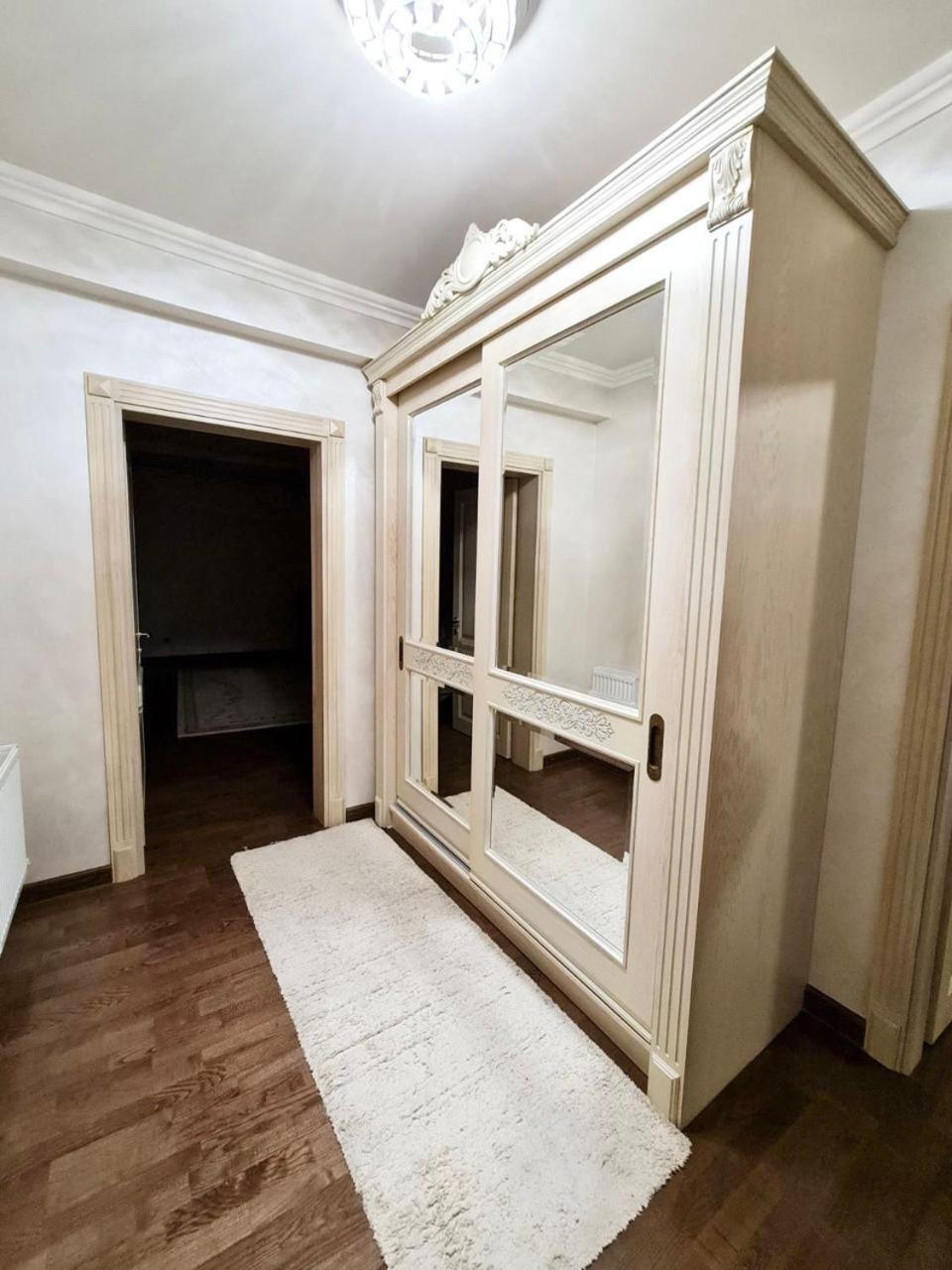 Cathedral Park and Pedestrian zone ultracentral cozy apartment in Chisinau view 3