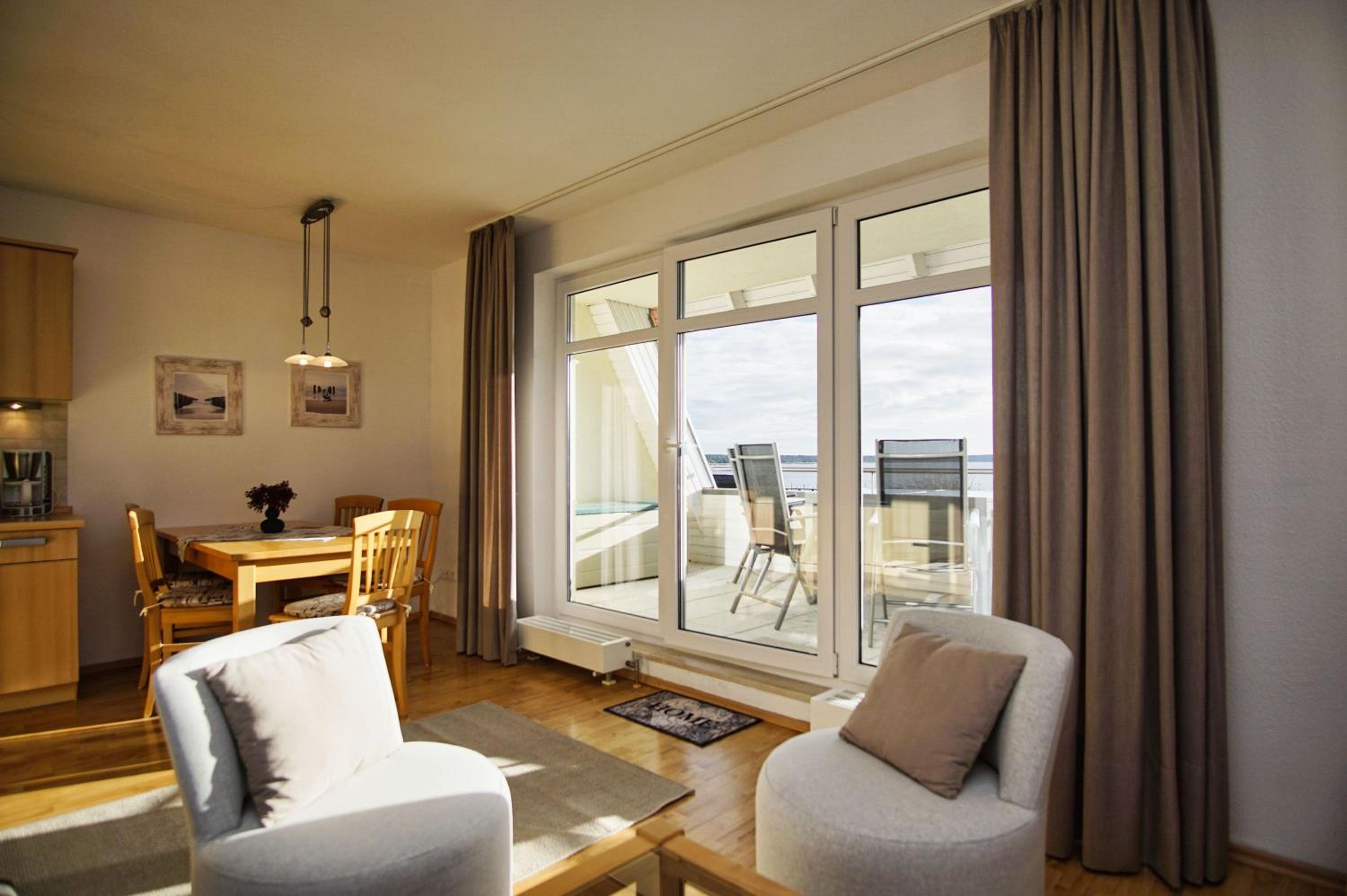 hafennahe Ferienwohnung mit Balkon und Meerblick - Hafenhäuser Breege FeWo 11