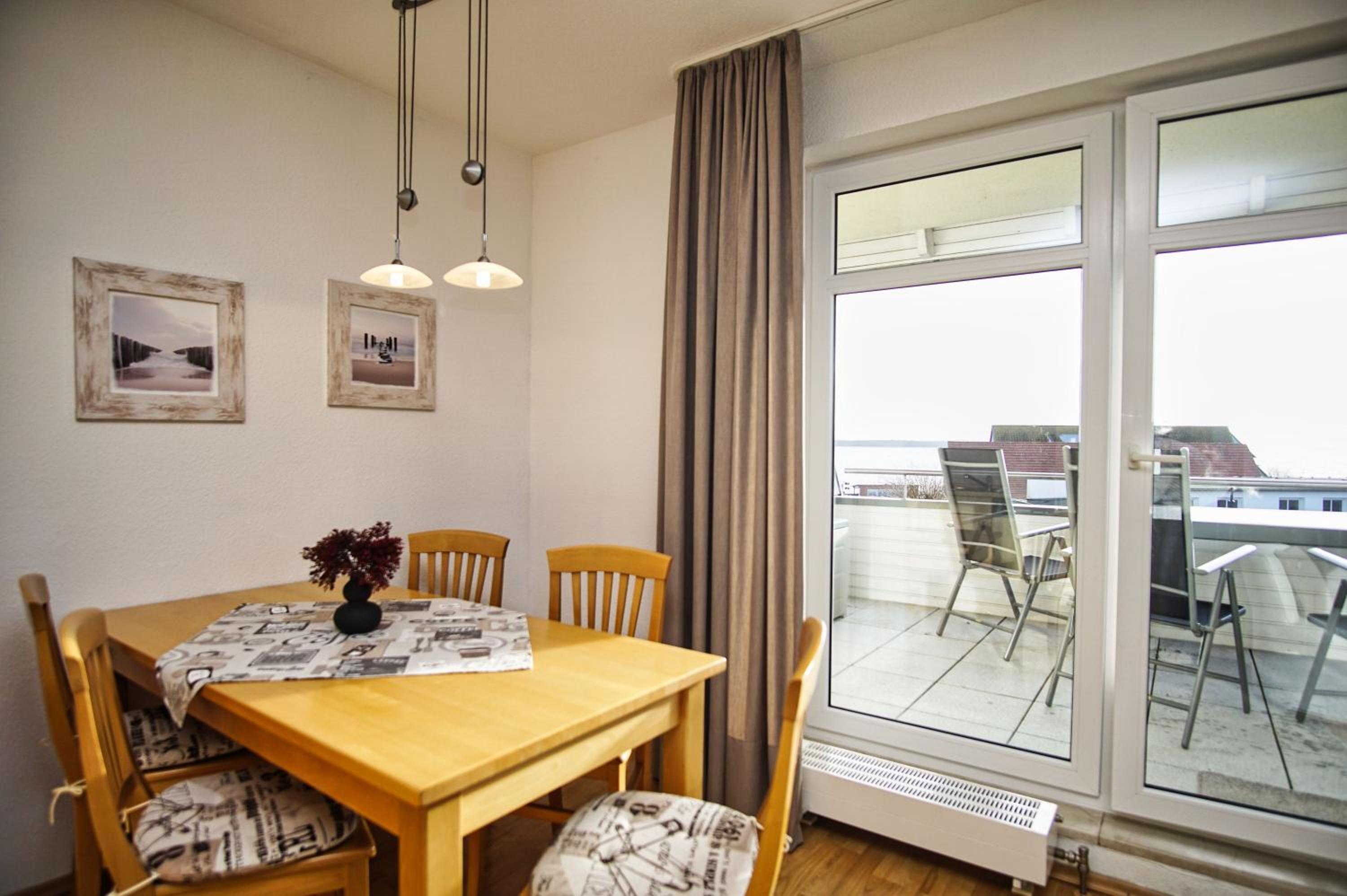 hafennahe Ferienwohnung mit Balkon und Meerblick - Hafenhäuser Breege FeWo 11