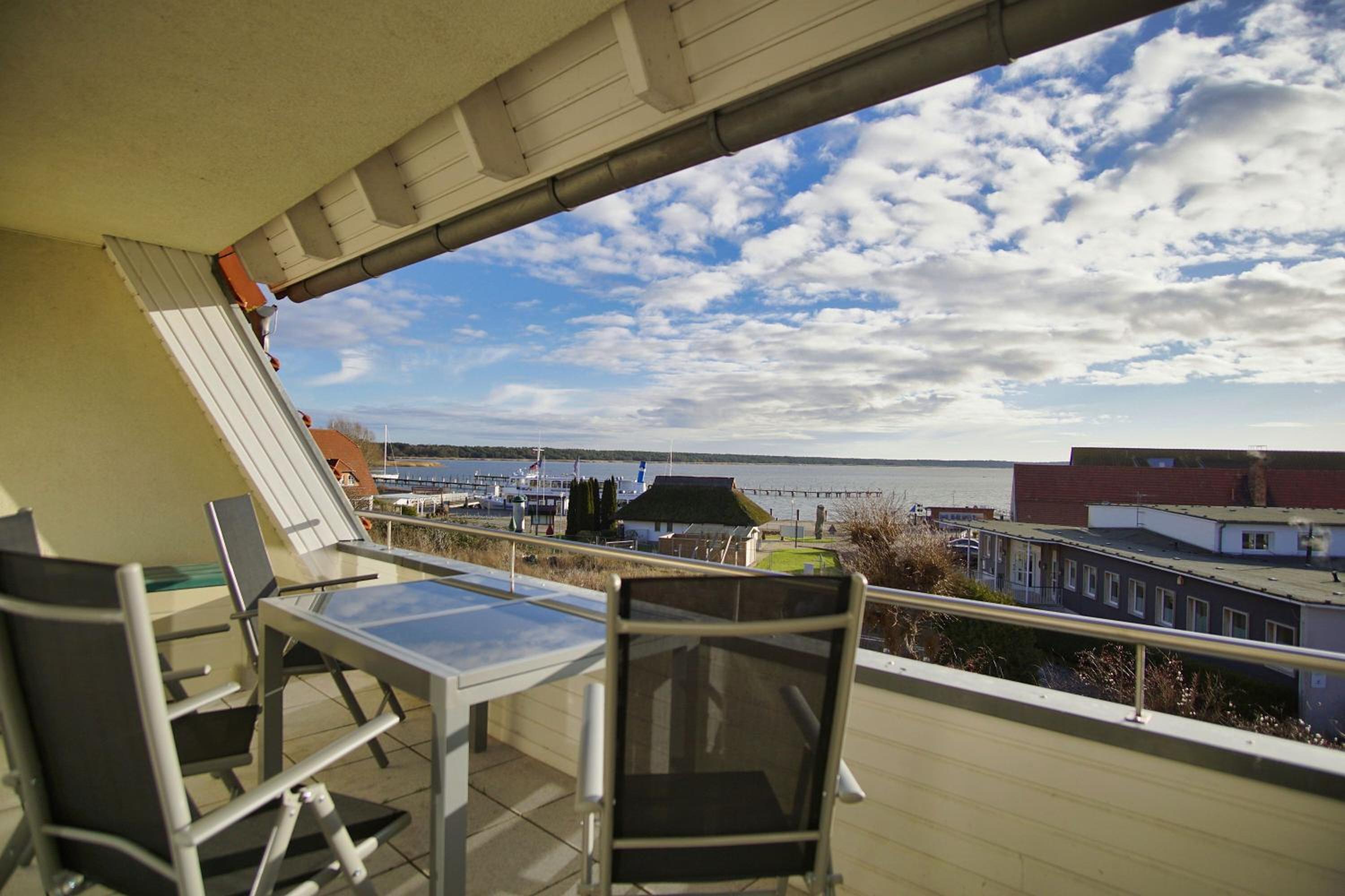 hafennahe Ferienwohnung mit Balkon und Meerblick - Hafenhäuser Breege FeWo 11