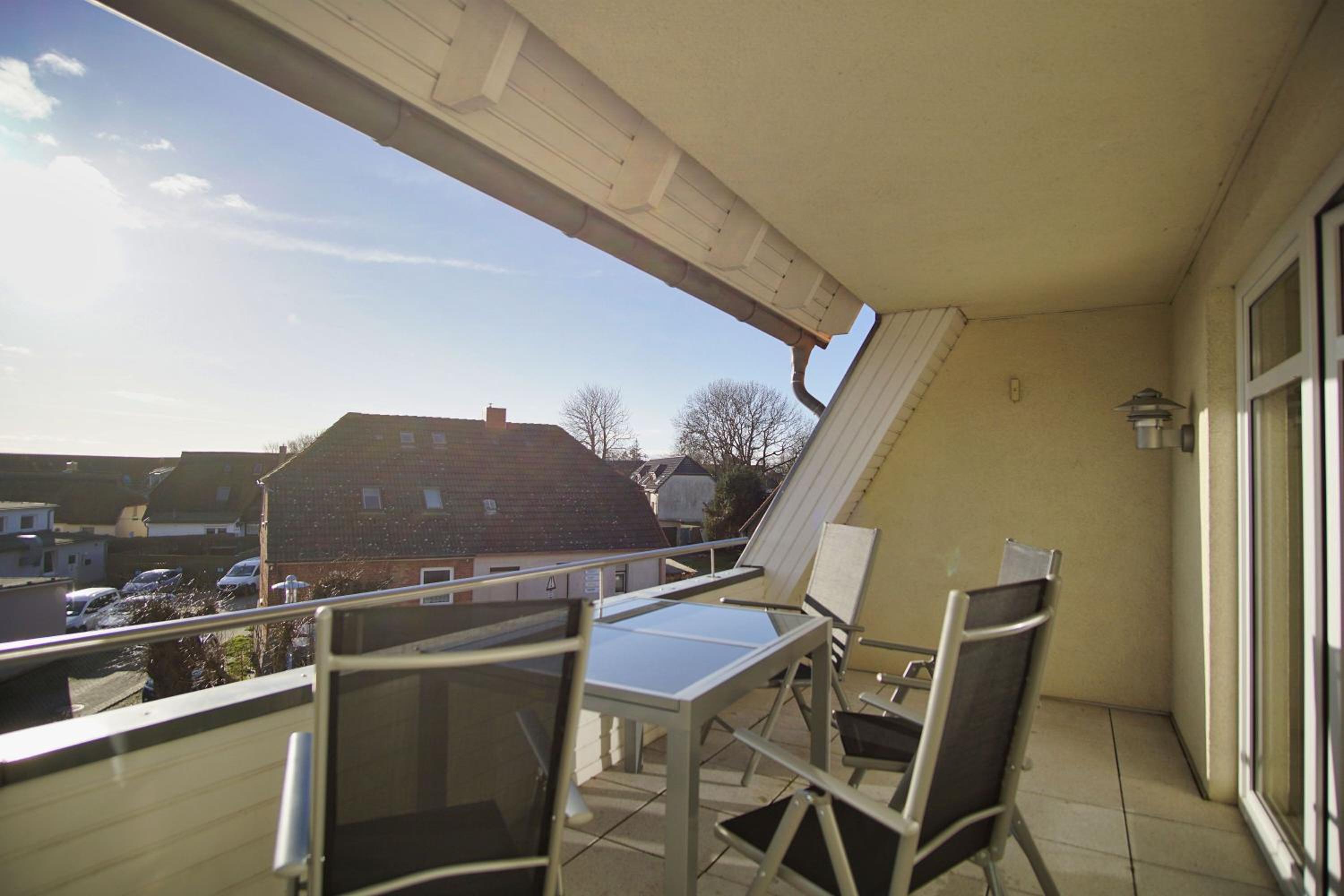 hafennahe Ferienwohnung mit Balkon und Meerblick - Hafenhäuser Breege FeWo 11
