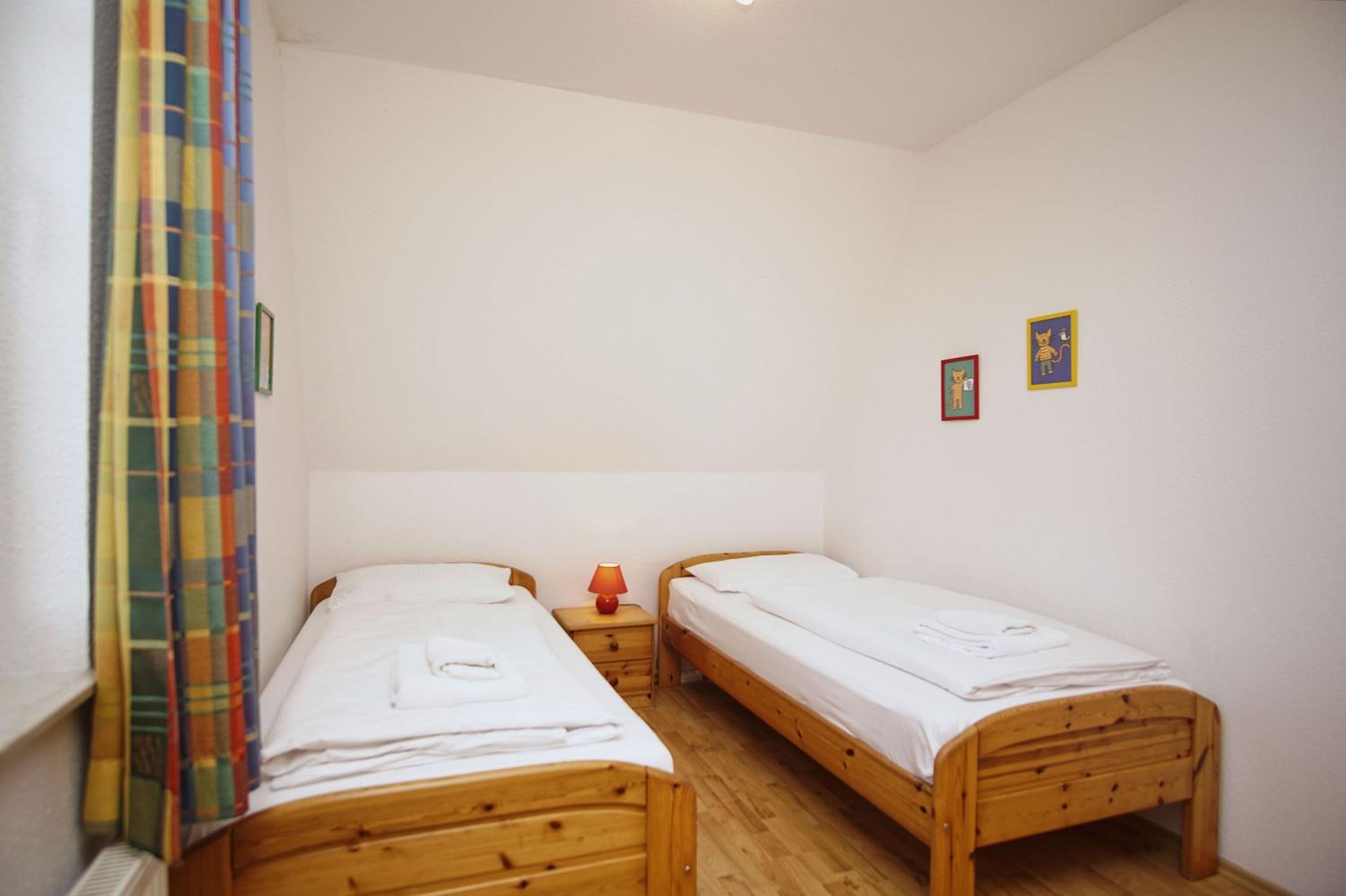 hafennahe Ferienwohnung mit Balkon und Meerblick - Hafenhäuser Breege FeWo 11