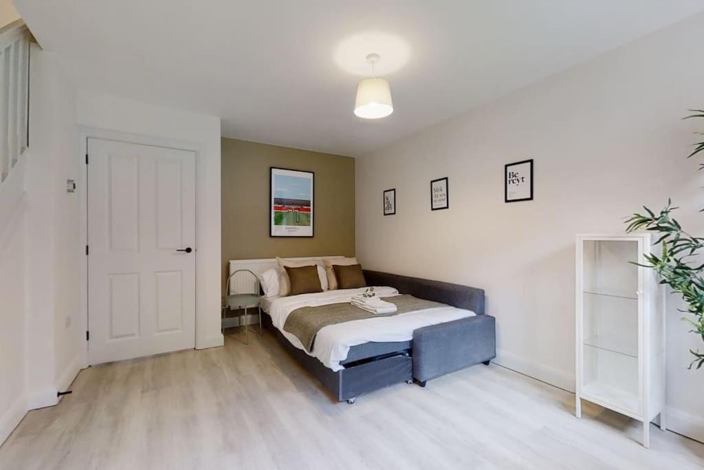 Oakwell View - Modern 3 Bed Home view 5