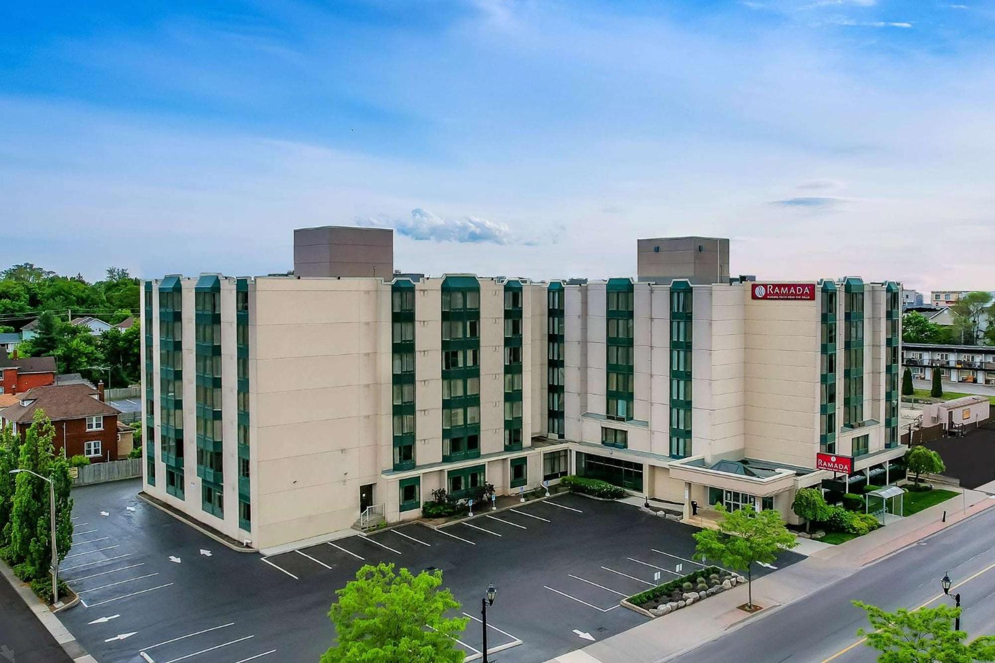 Hotel Ramada by Wyndham Niagara Falls Near the Falls