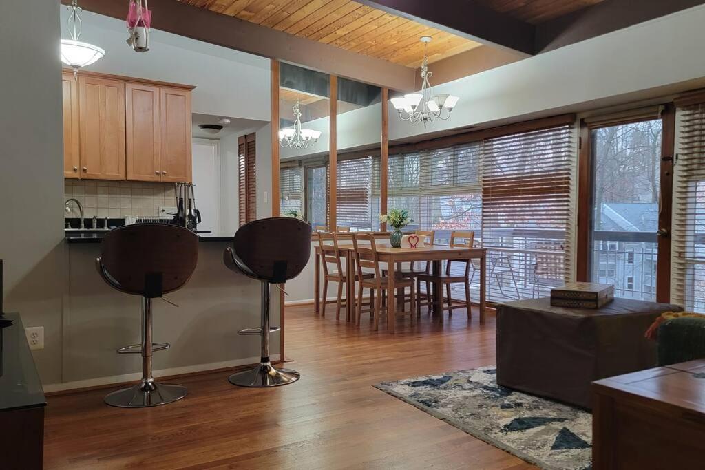 Entire one bedroom apartment view 4