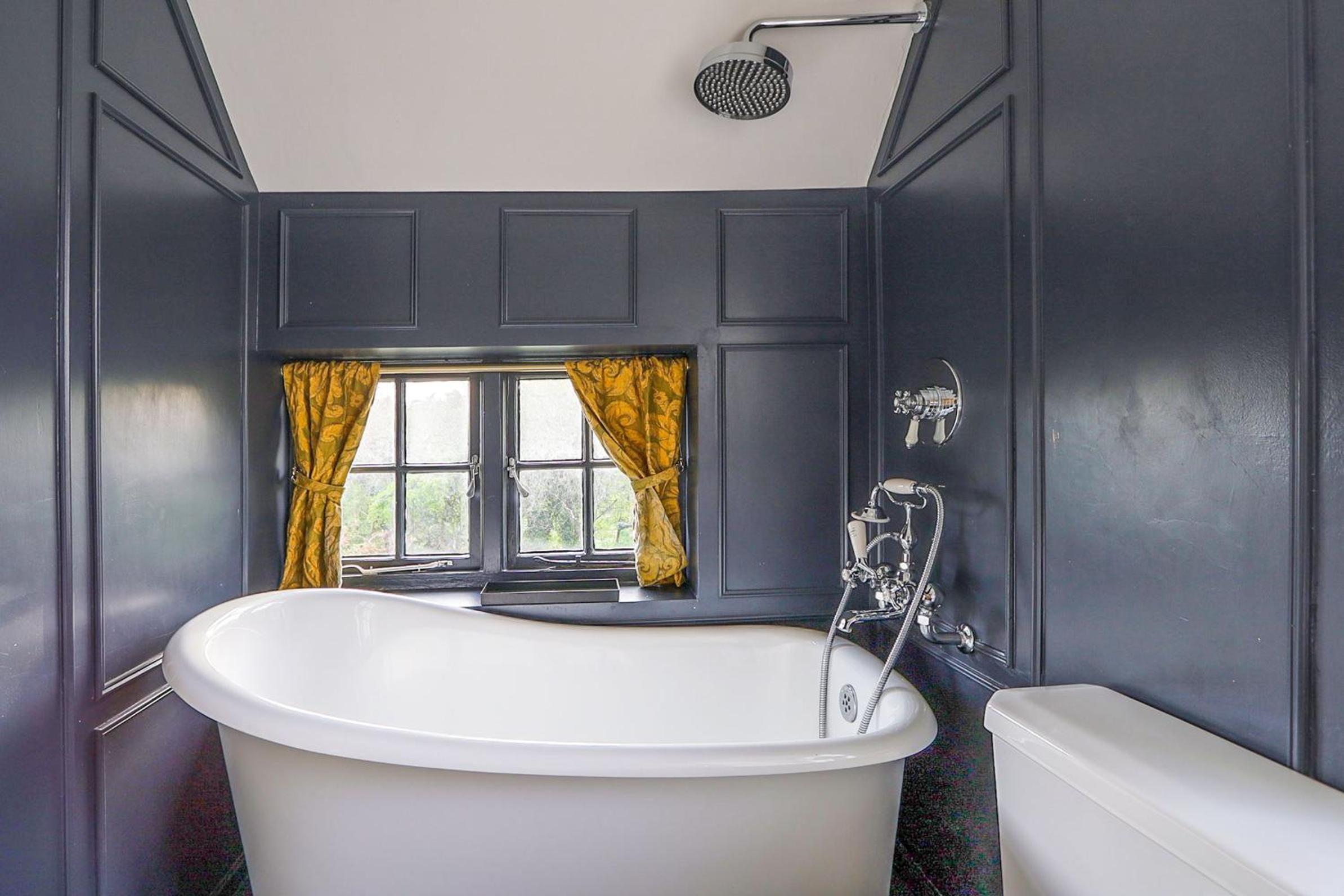 A North London Retreat Cottage, 3 bed with garden