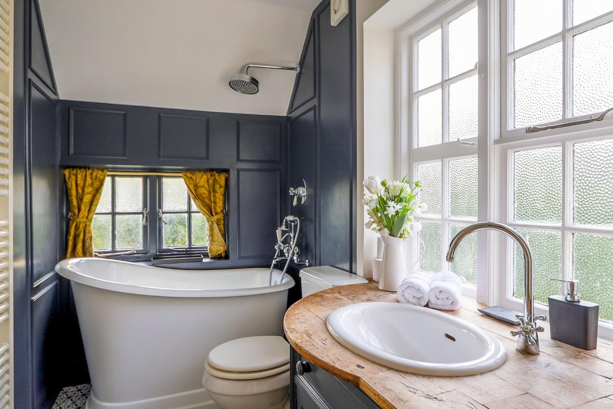 A North London Retreat Cottage, 3 bed with garden
