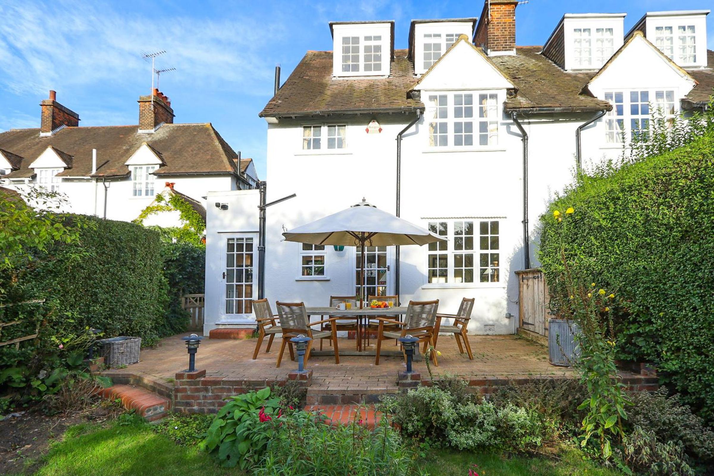 A North London Retreat Cottage, 3 bed with garden