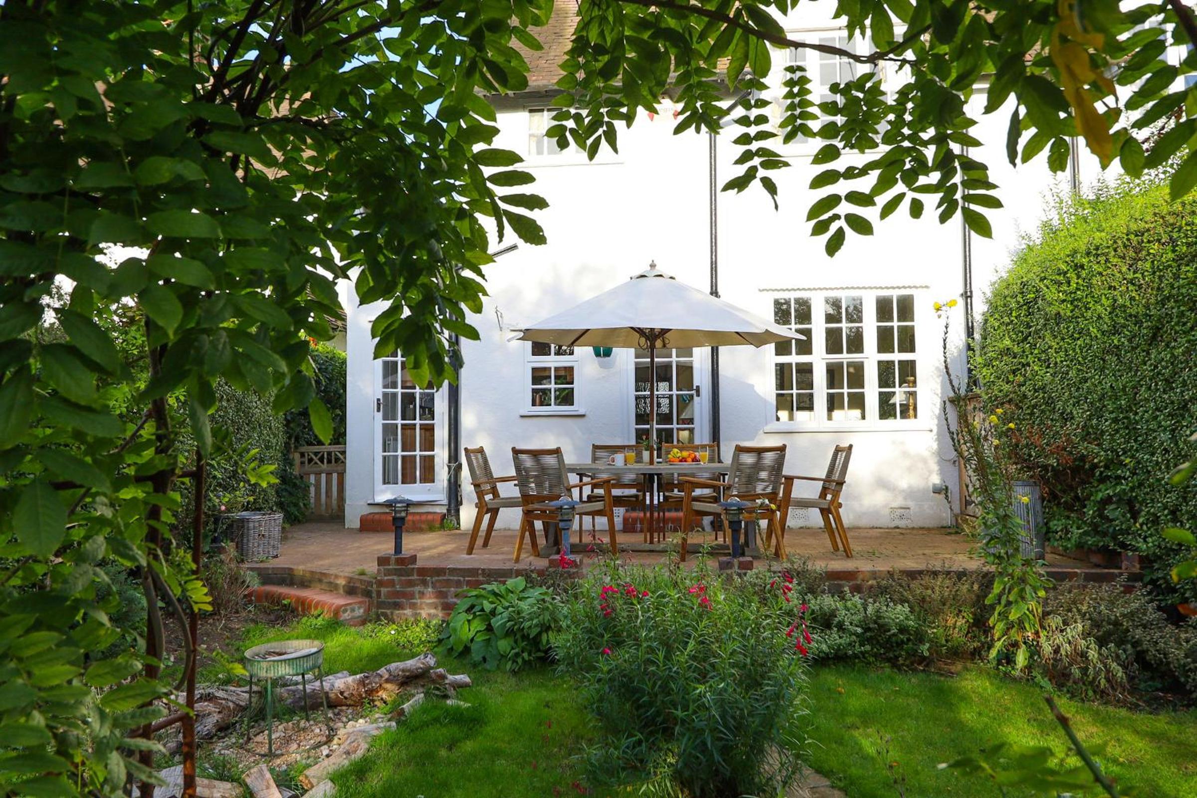 A North London Retreat Cottage, 3 bed with garden