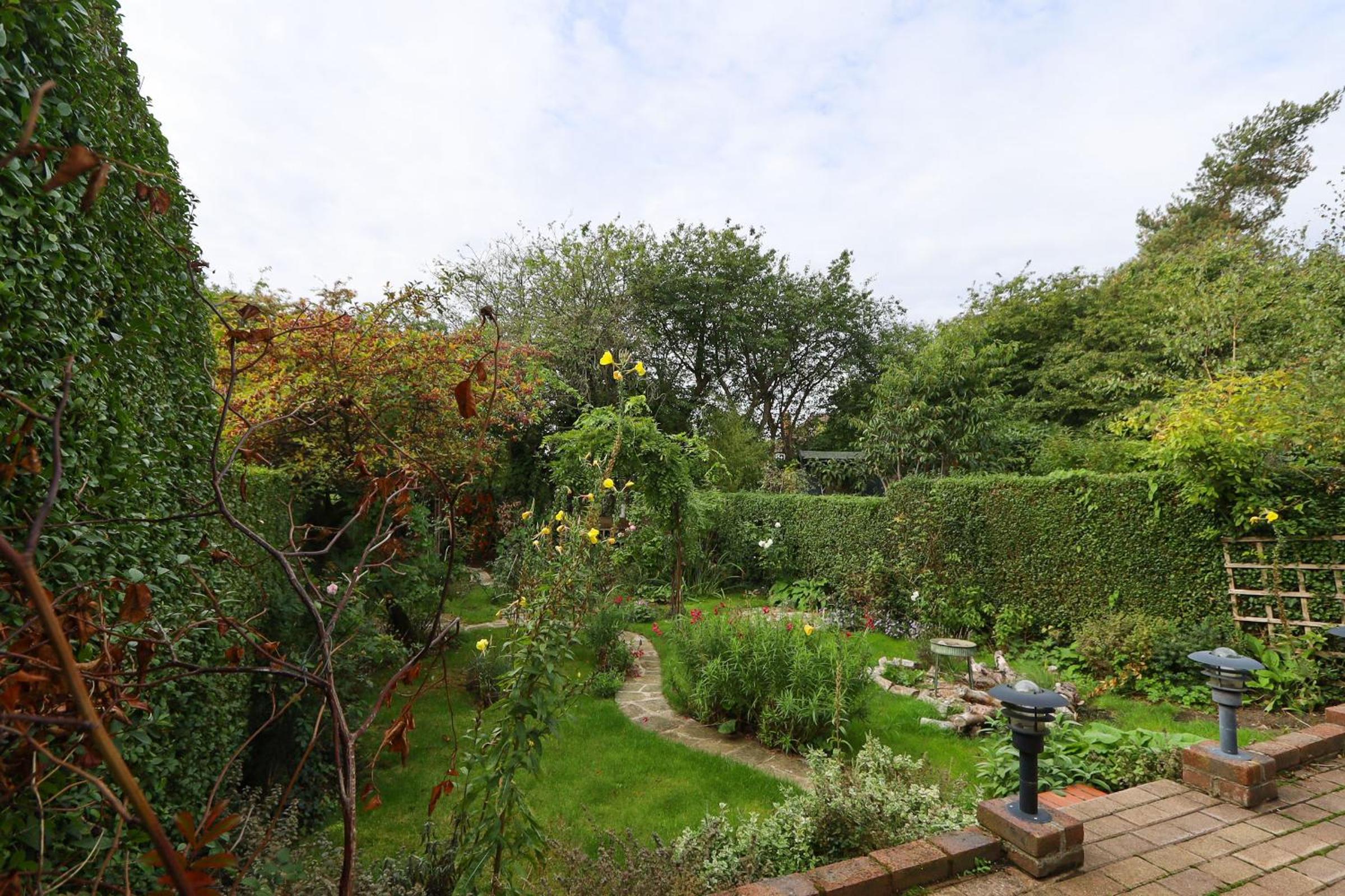 A North London Retreat Cottage, 3 bed with garden