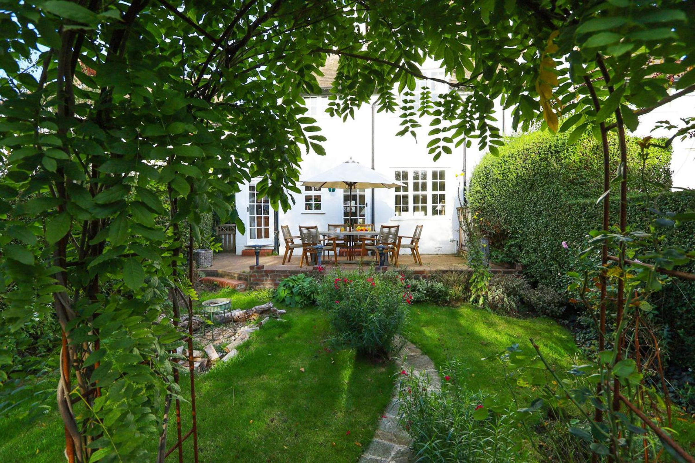A North London Retreat Cottage, 3 bed with garden