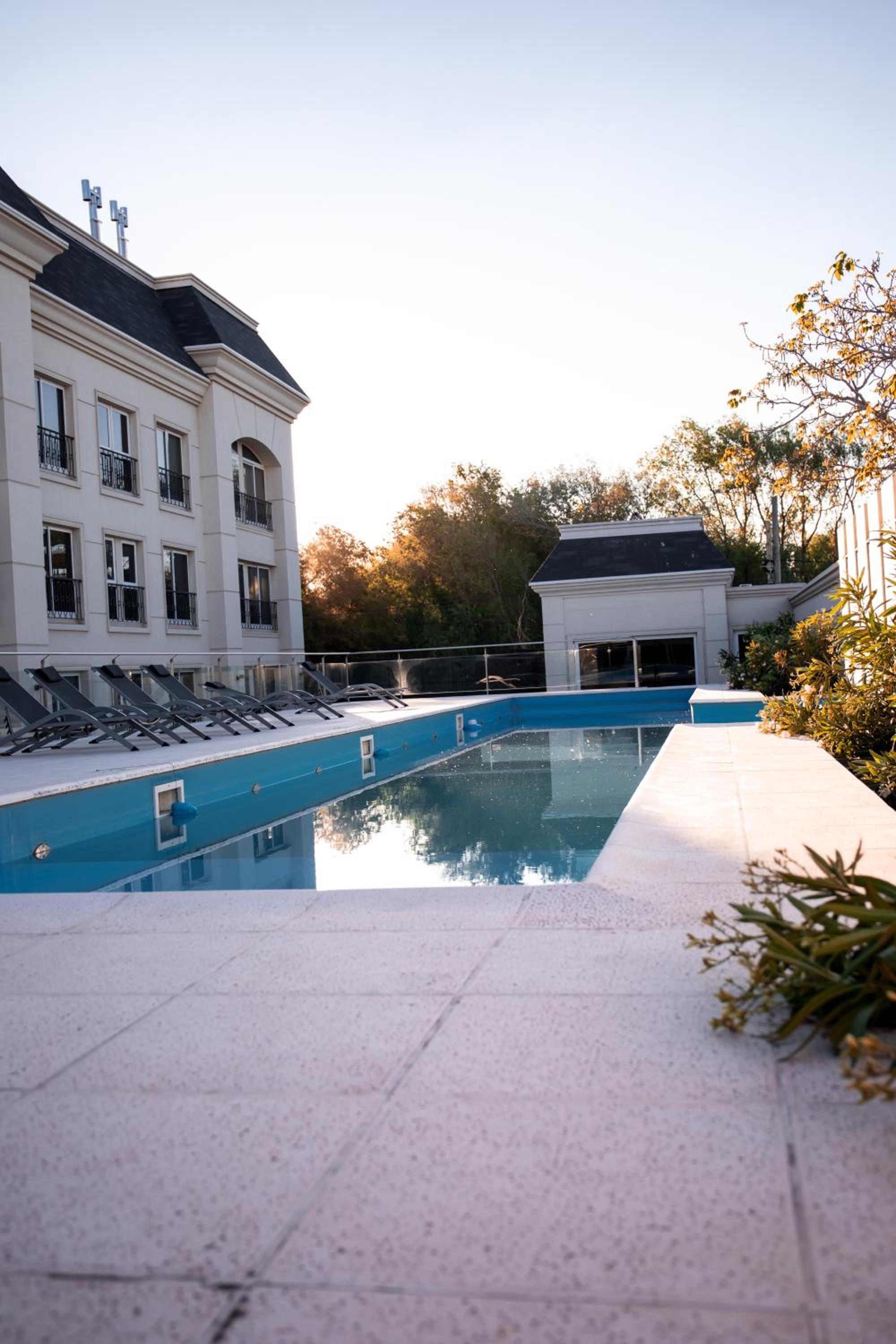 Apart France - Un dormitorio con gim, piscina y estacionamiento