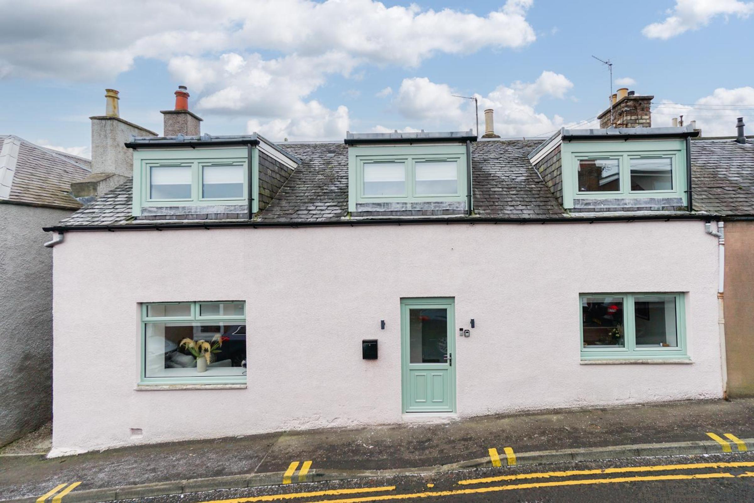 Hotel The Pinkish House - 4 bed home in the town centre - Image 1