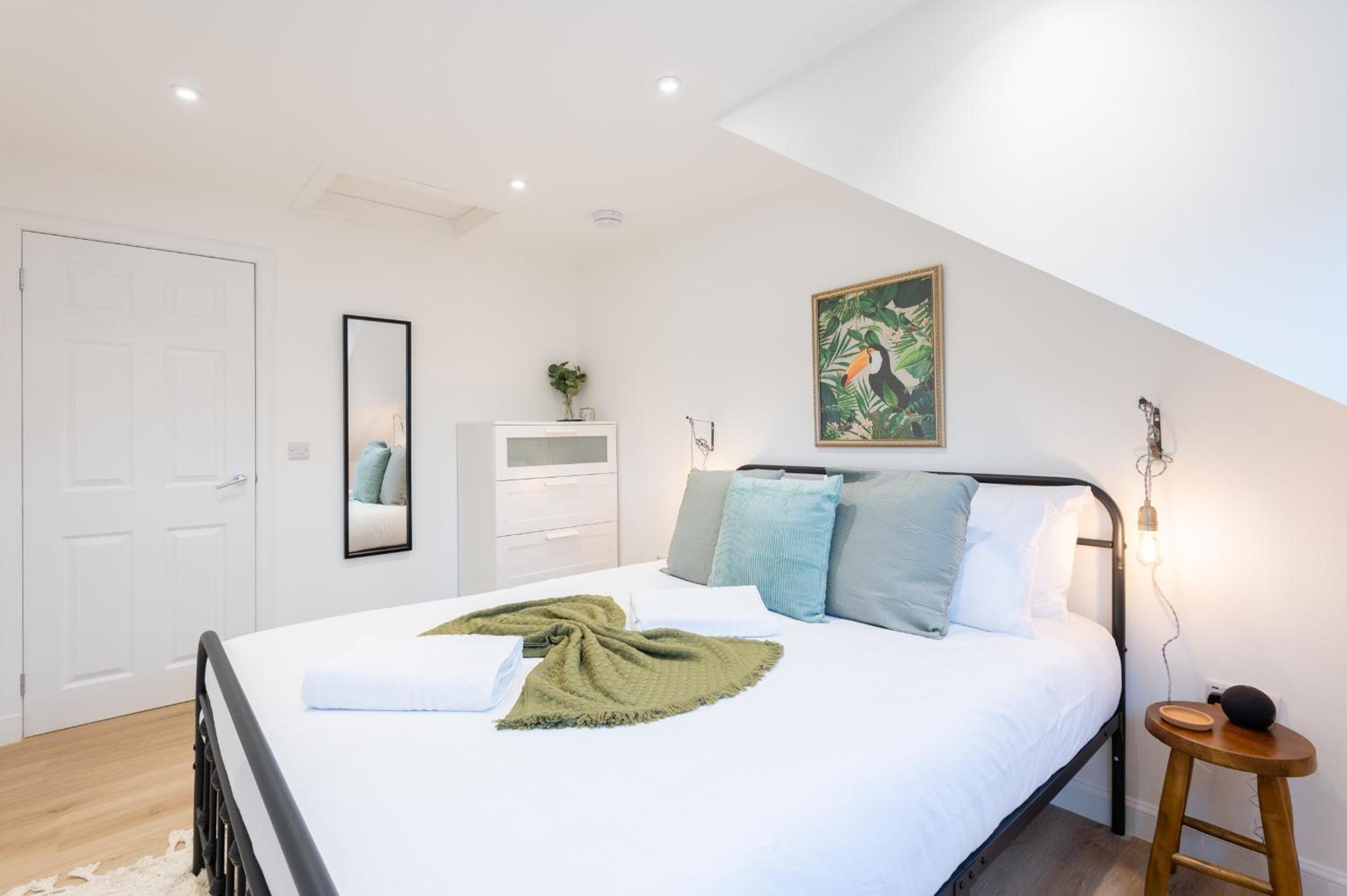 The Pinkish House - 4 bed home in the town centre view 4