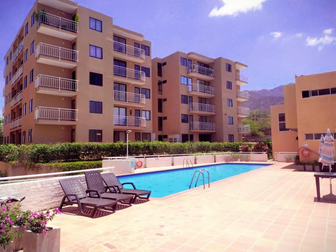 HERMOSO Apartamento con piscina y cerca a PLAYA.