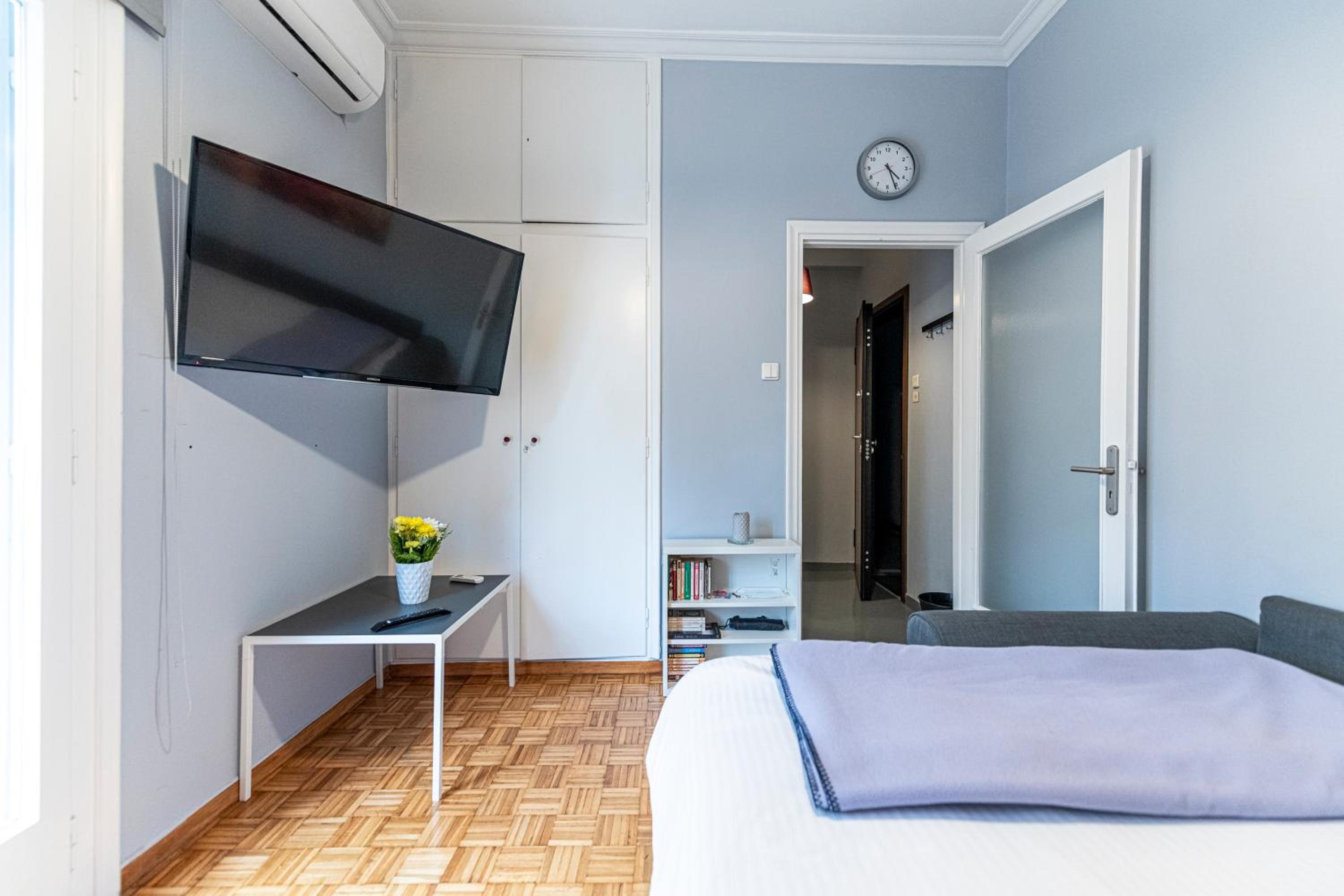 LIVANOS Charming Studio Steps from Metro