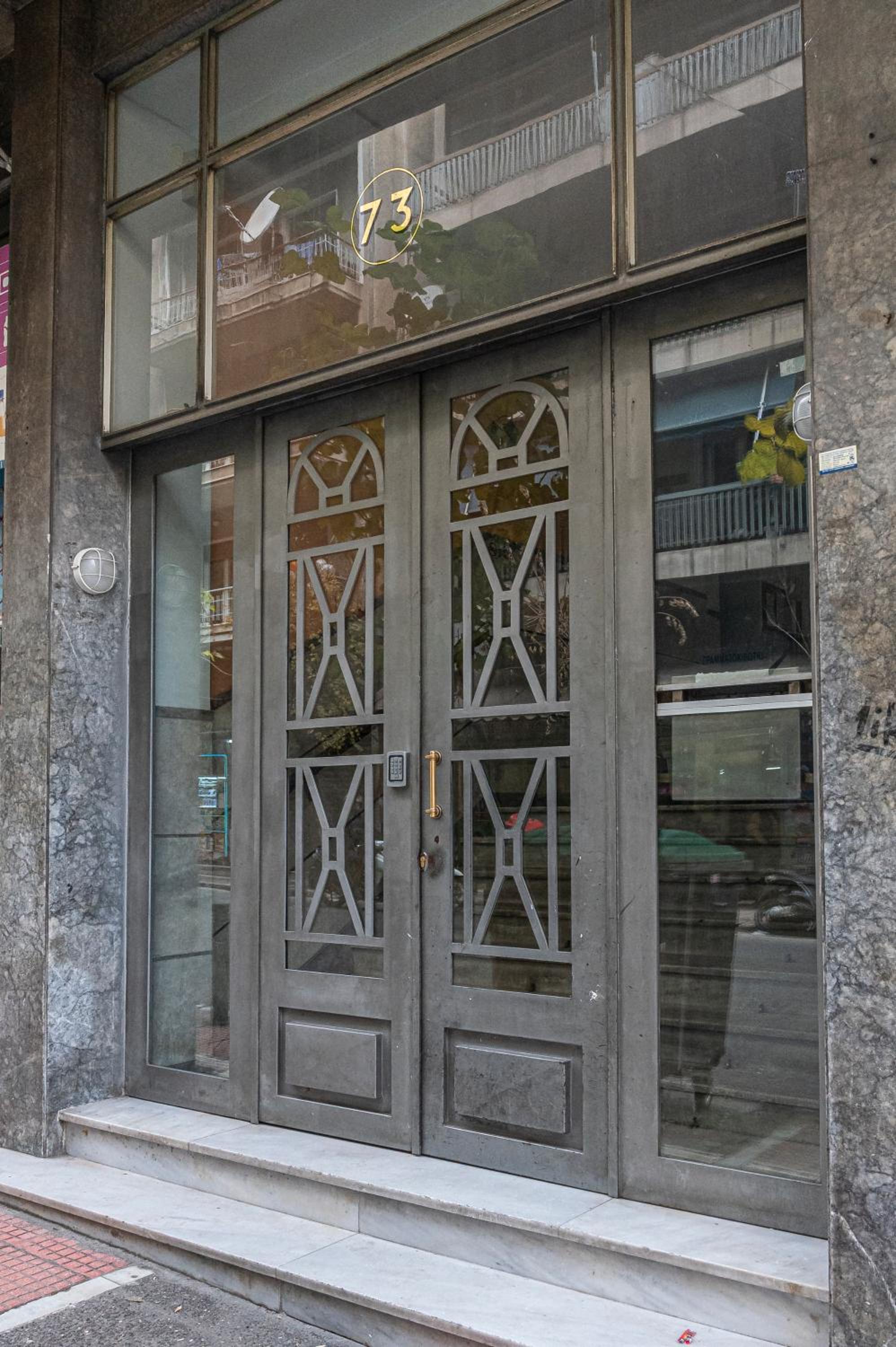 LIVANOS Charming Studio Steps from Metro