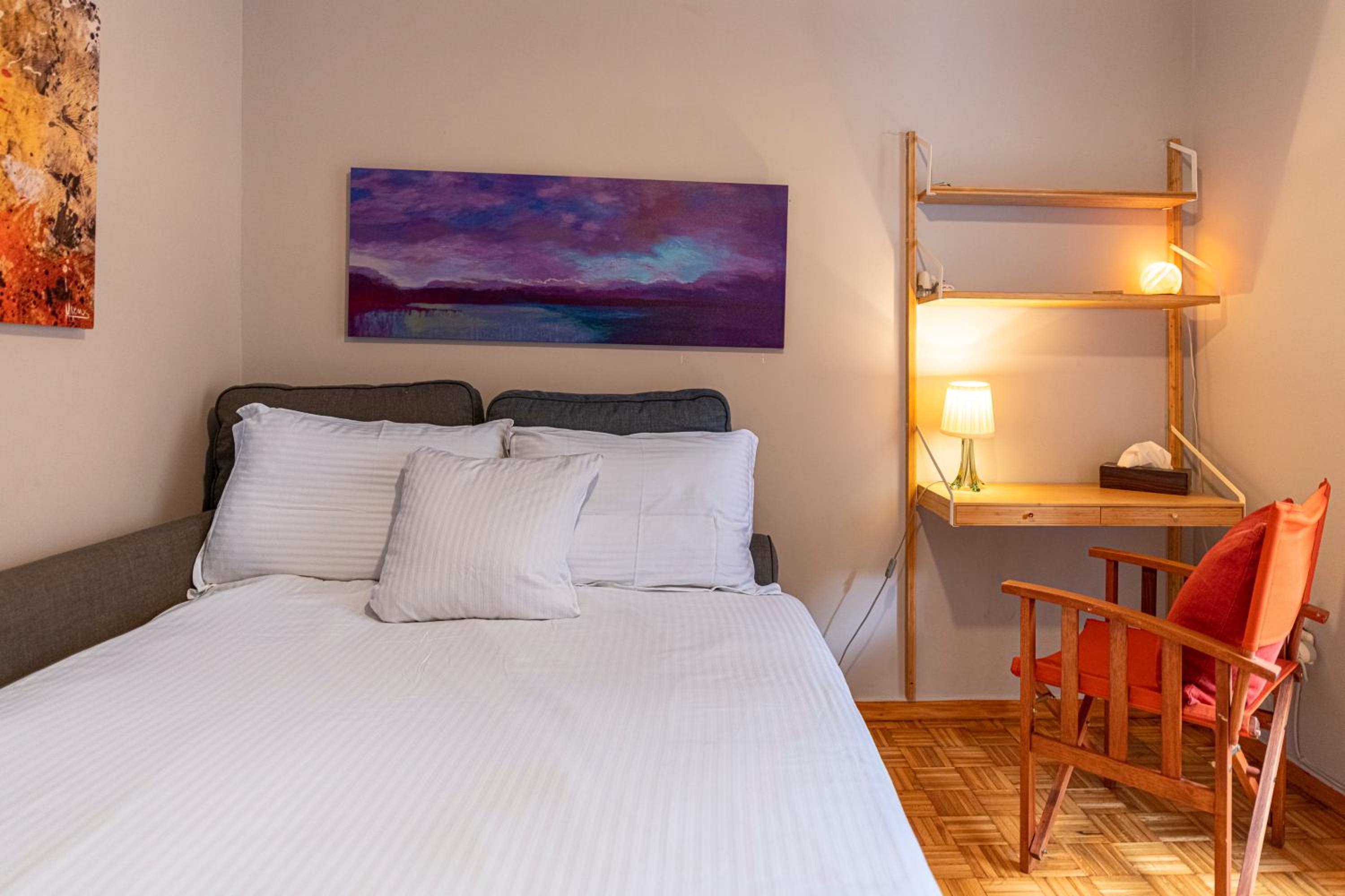 LIVANOS Charming Studio Steps from Metro