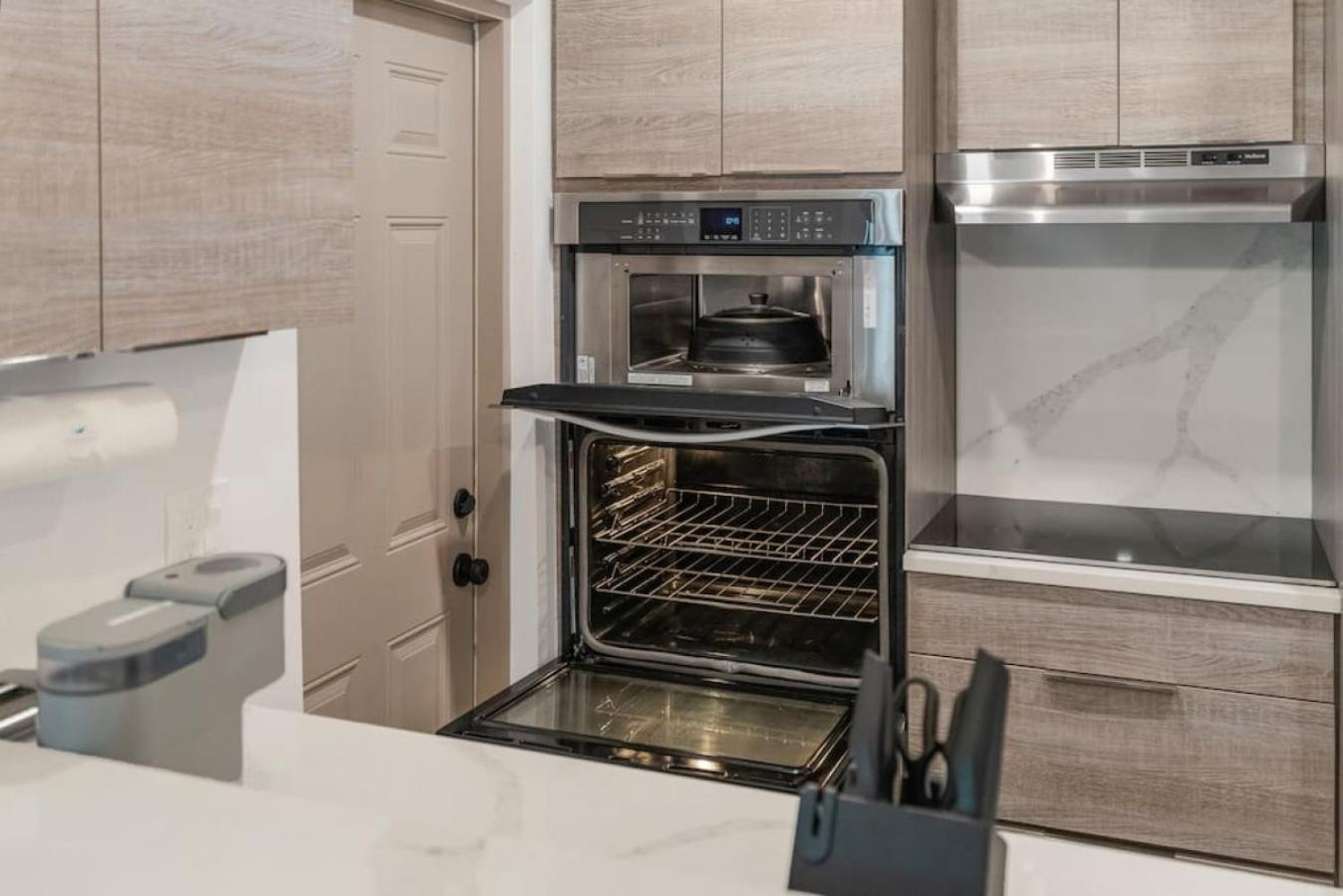 Lauderdale Modern 1 Bedroom 1 Bathroom with Private Backyard view 2