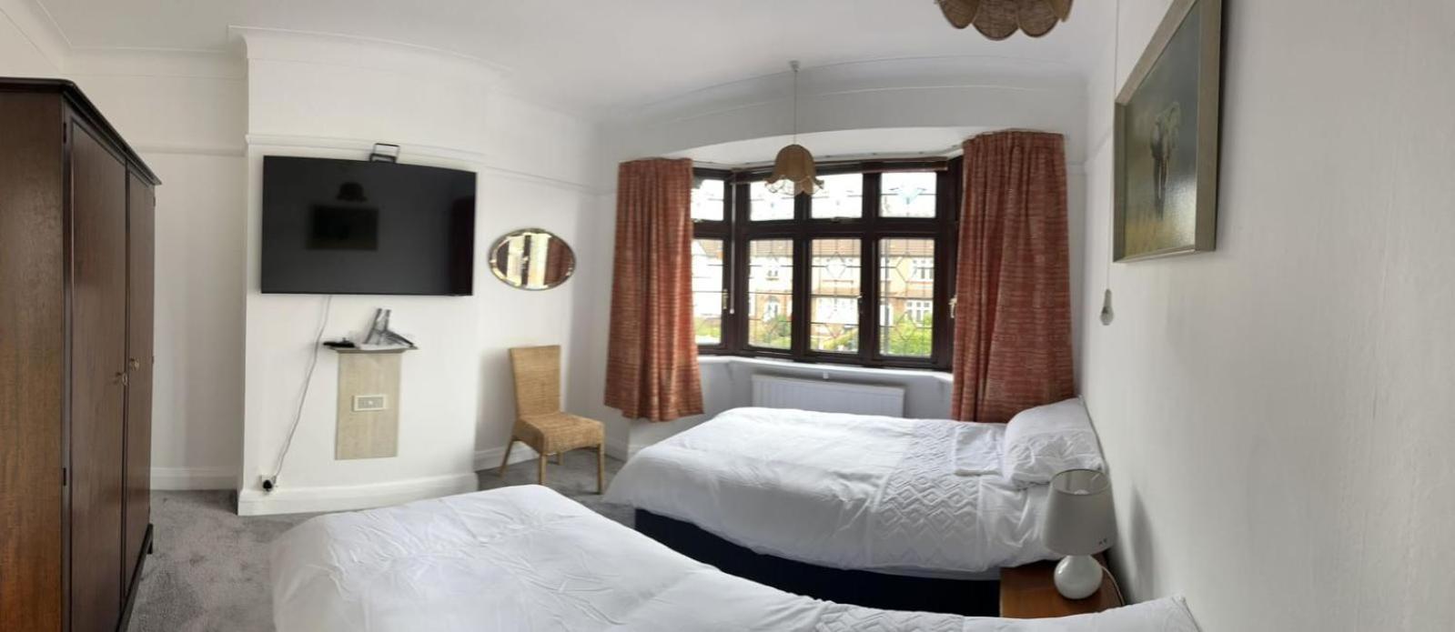 Amazing and Romantic O2 Arena 4 Bedrooms House free parking