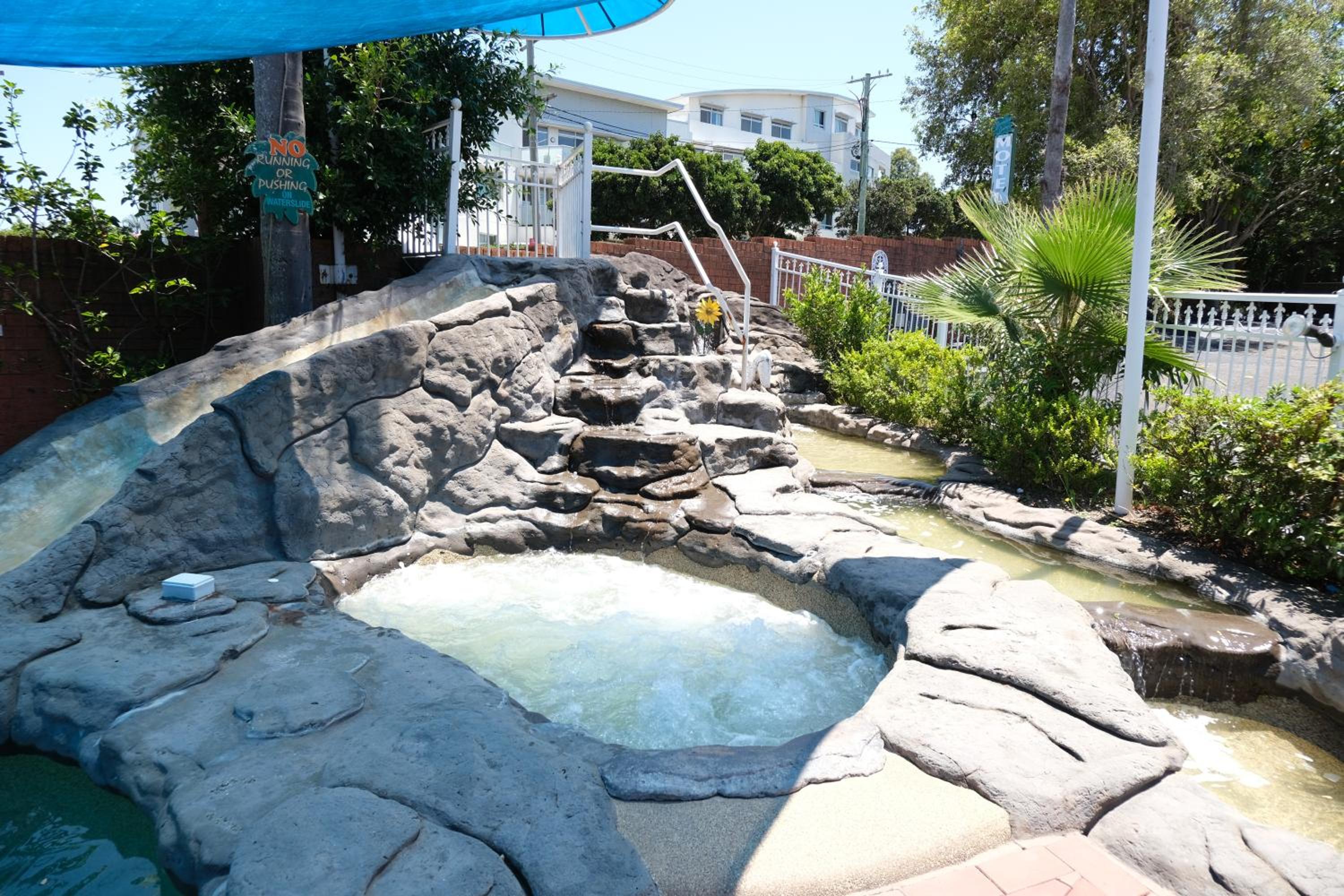 Sapphire Palms Motel