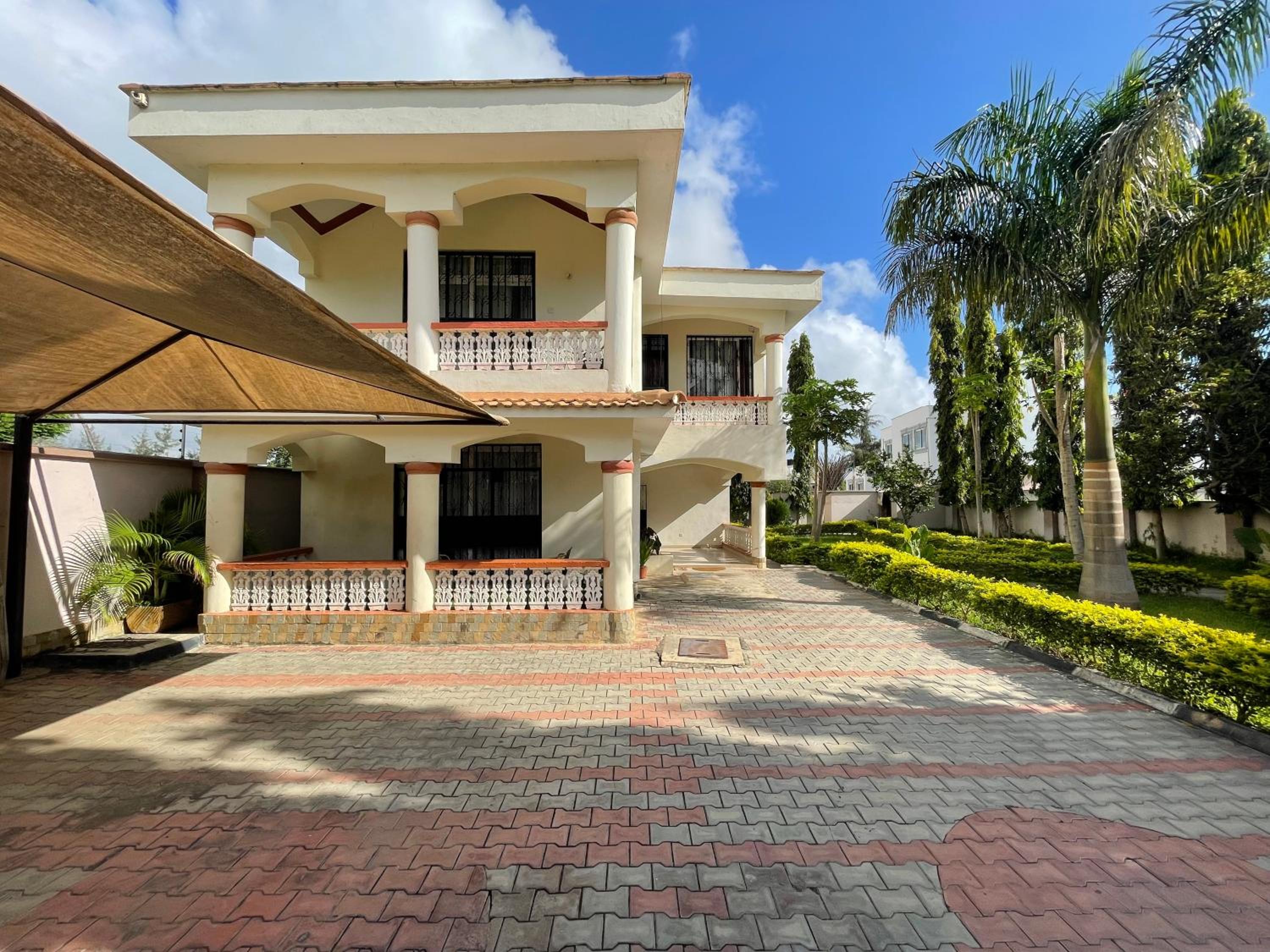 Mudzini gardens - Luxury villa with a pool view 3