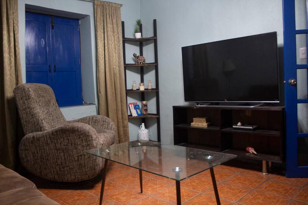 Linda casa azul ubicada en el corazón de Pátzcuaro view 3