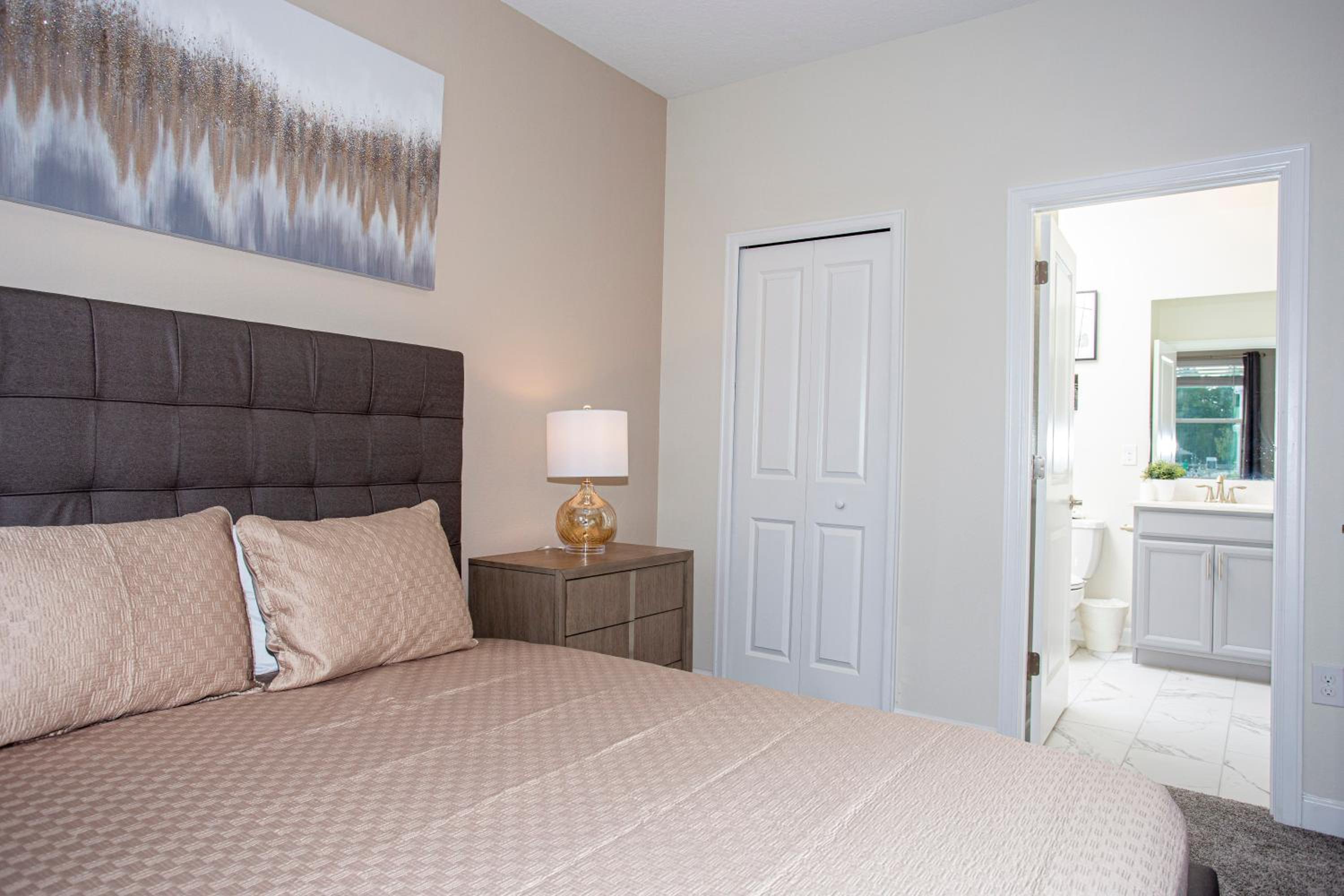 Stunning 8 Bd w/ Pool Close to Disney 2887 view 5