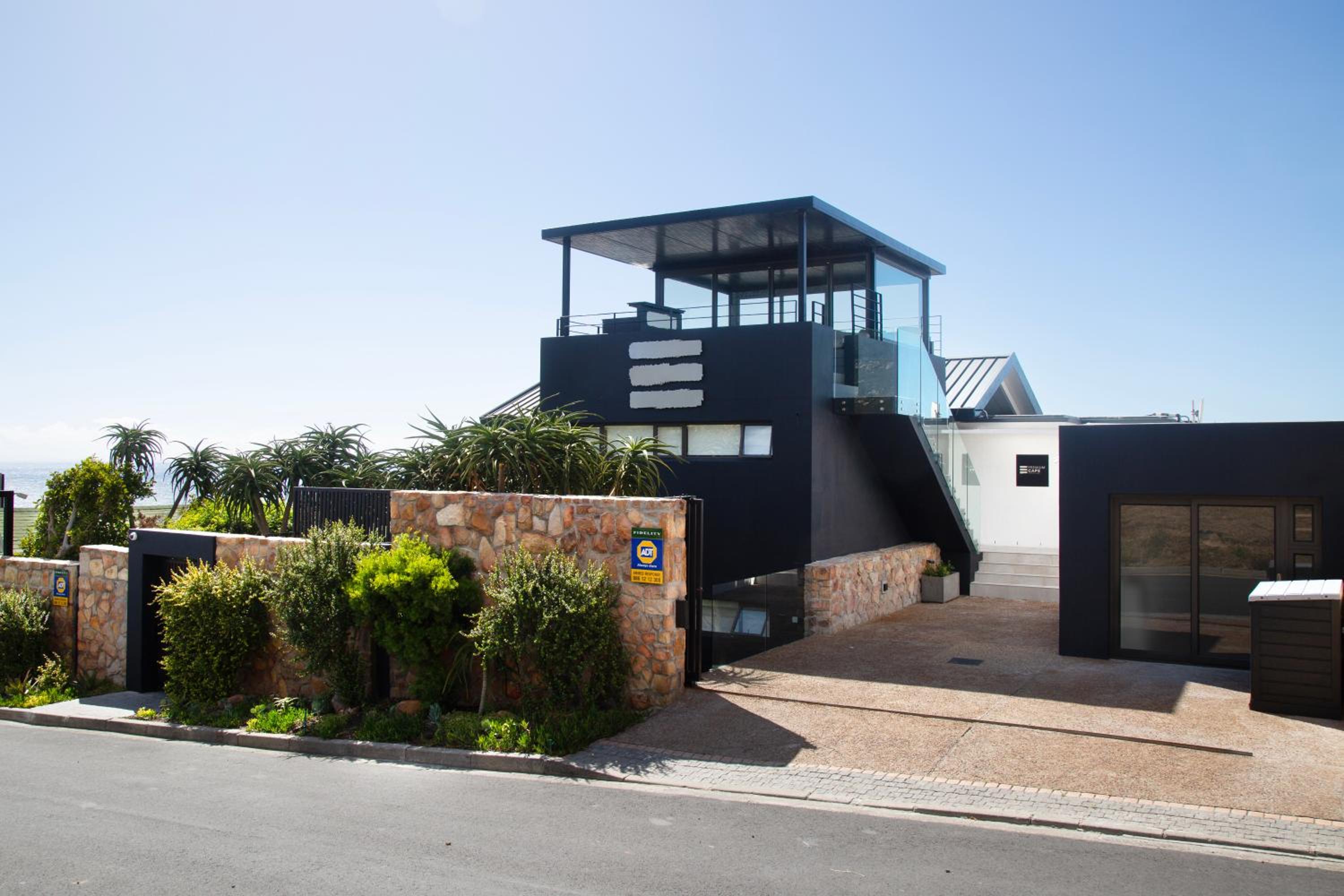 PREMIUM CAPE Camps Bay Lodge view 3