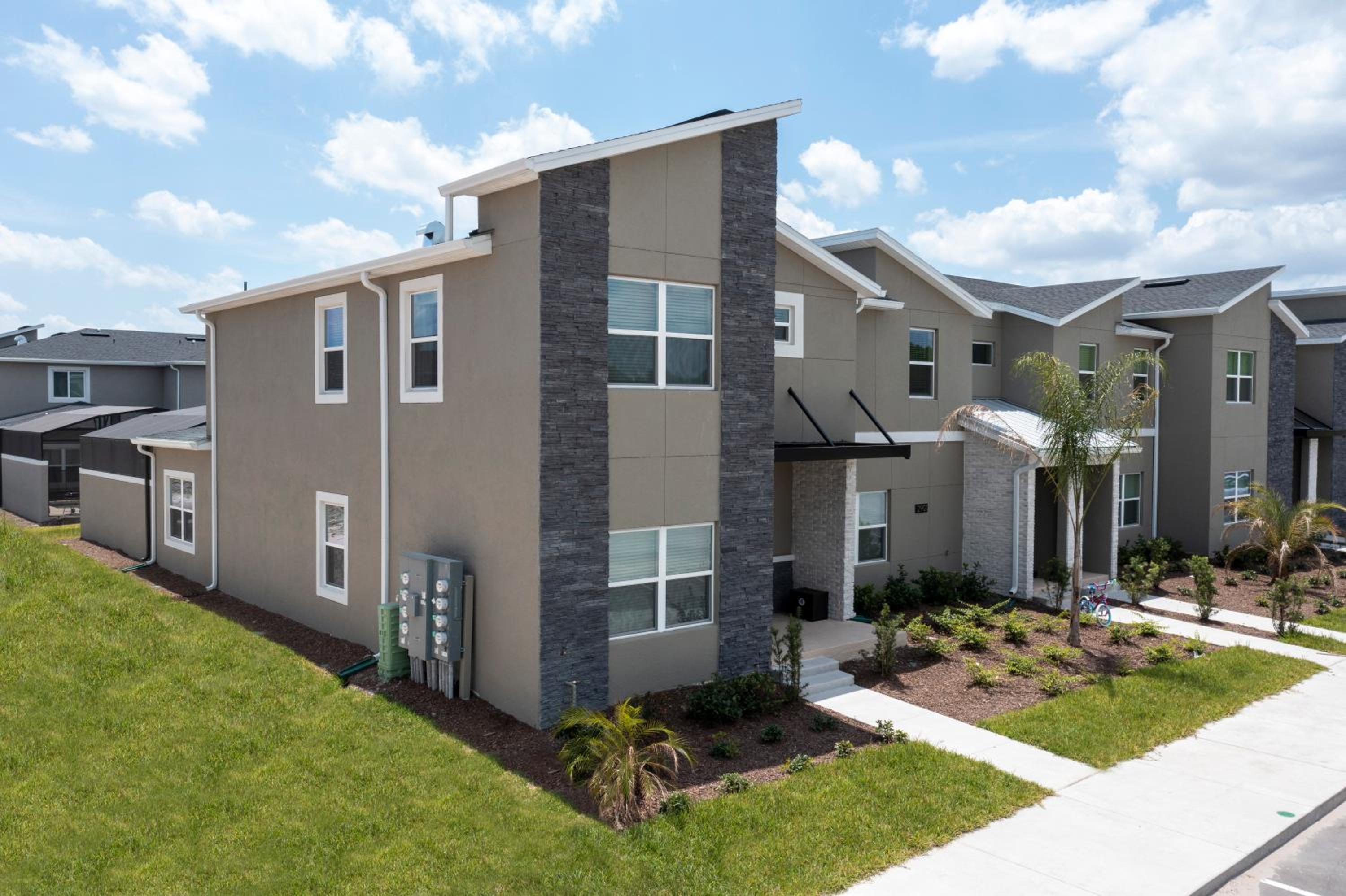 Stunning 5 Bd w/ Pool Close to Disney 2905 - Image 1