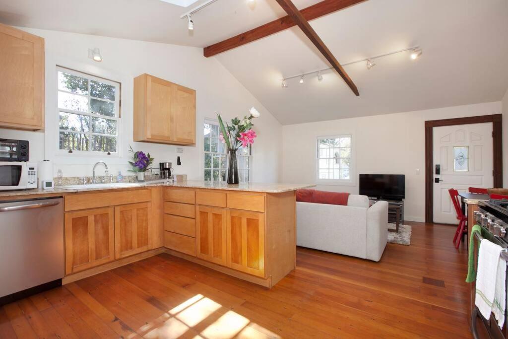 Berkeley Cottage, Comfy, Stylish Good Wi-Fi view 3