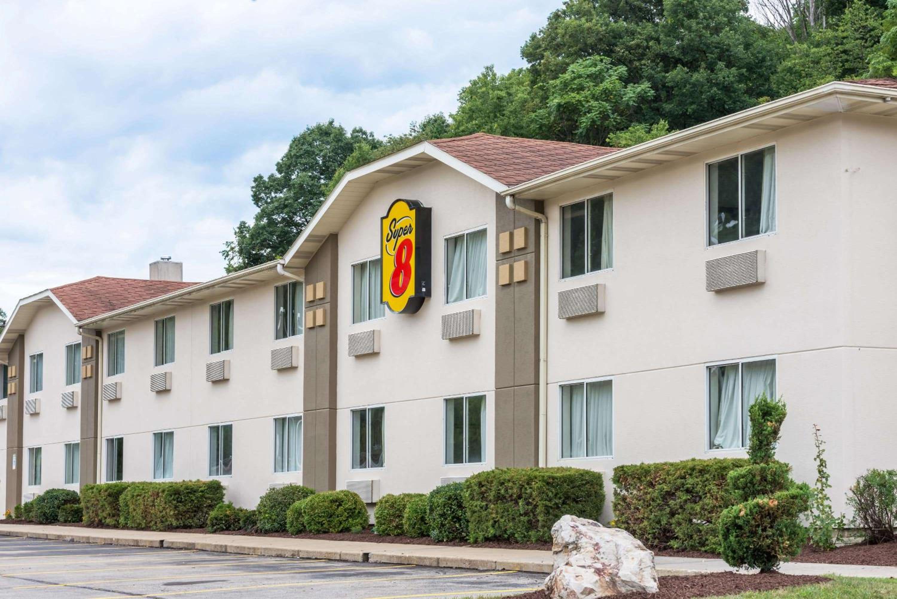 Super 8 by Wyndham Pittsburgh/Monroeville - Property Image 1