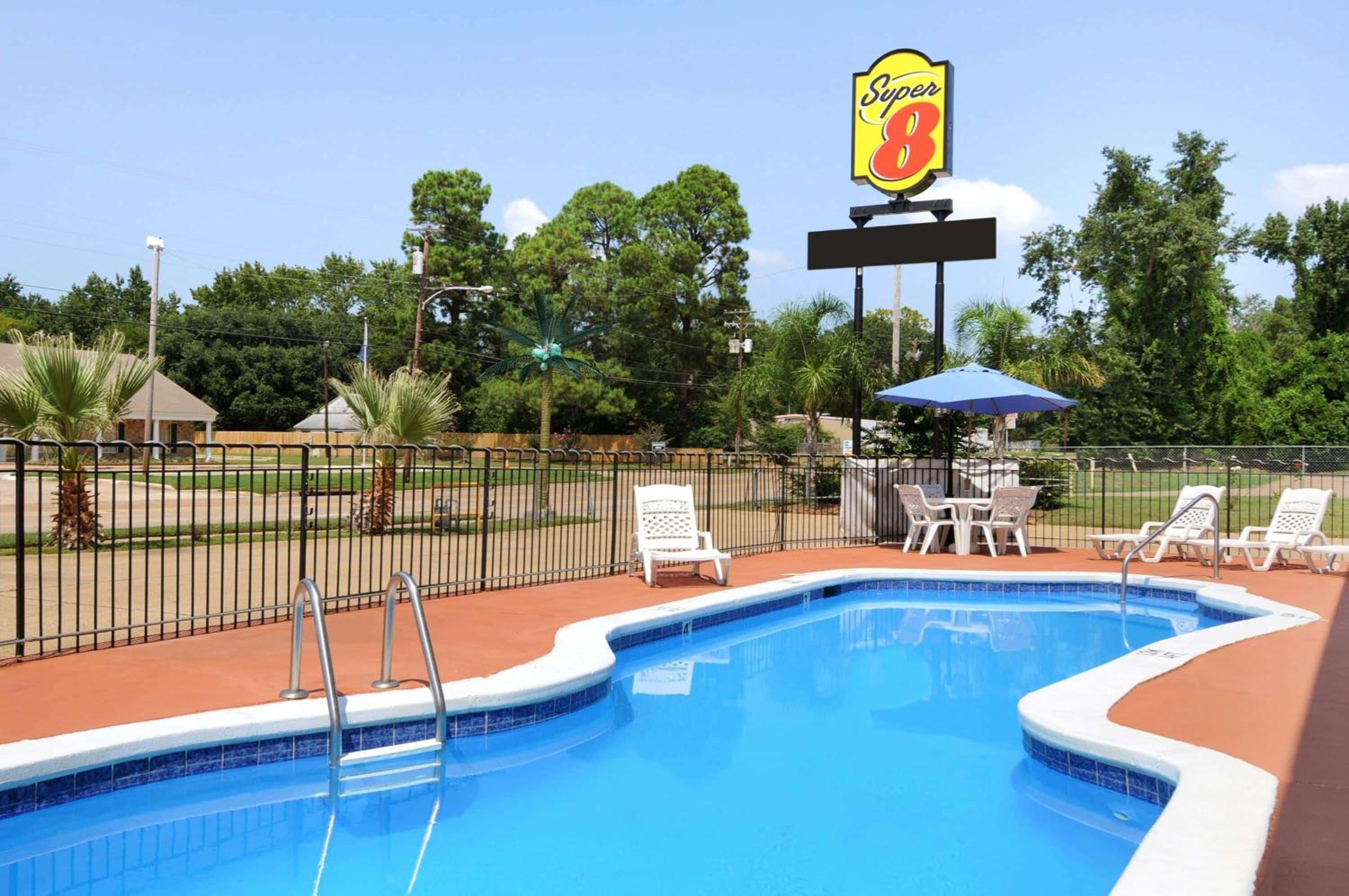 Super 8 by Wyndham Shreveport view 2