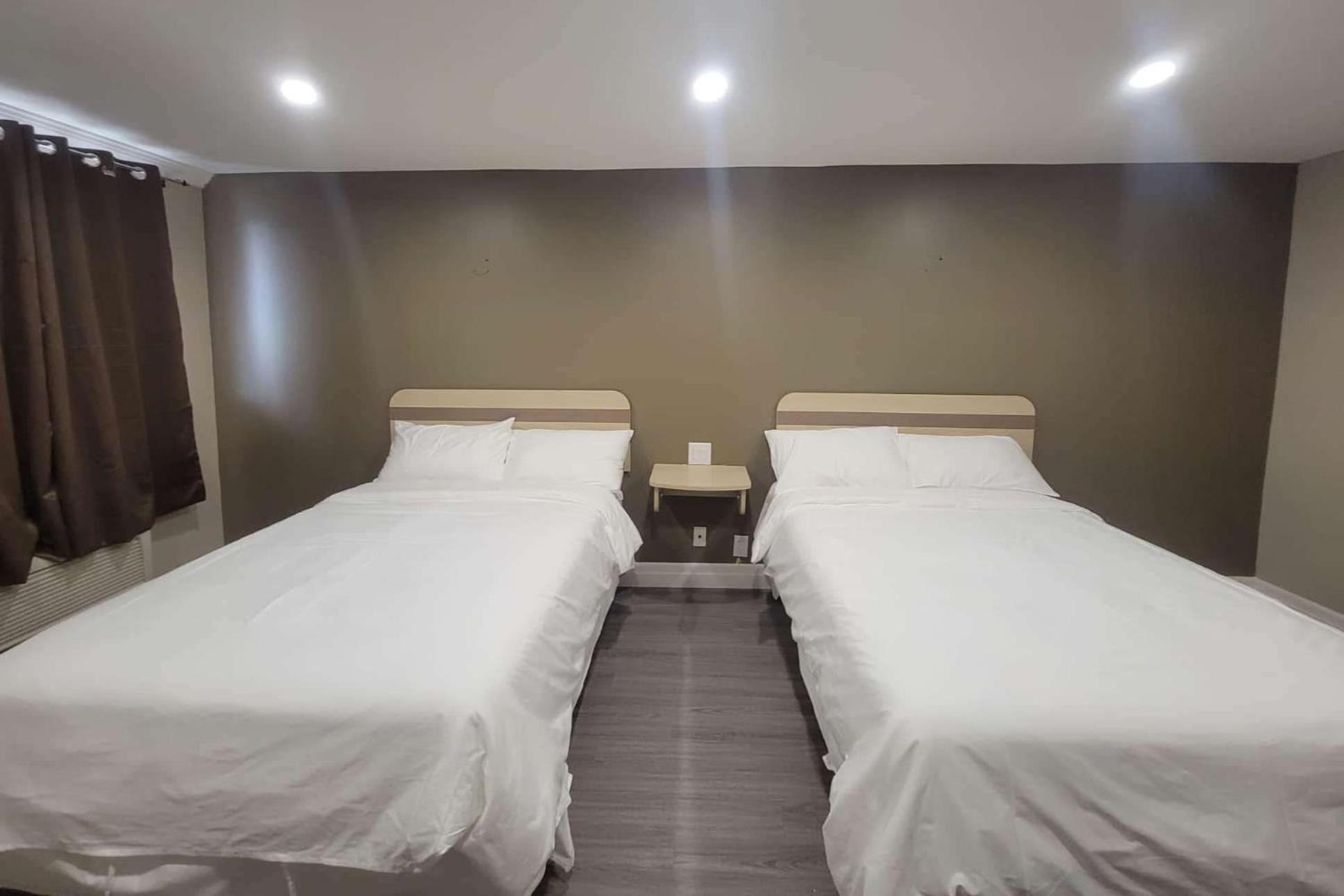 Super 8 by Wyndham Niagara Falls ON - Image 1