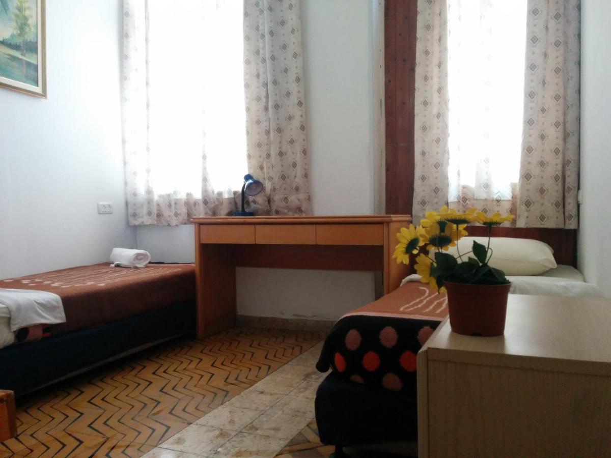 Momo's Hostel