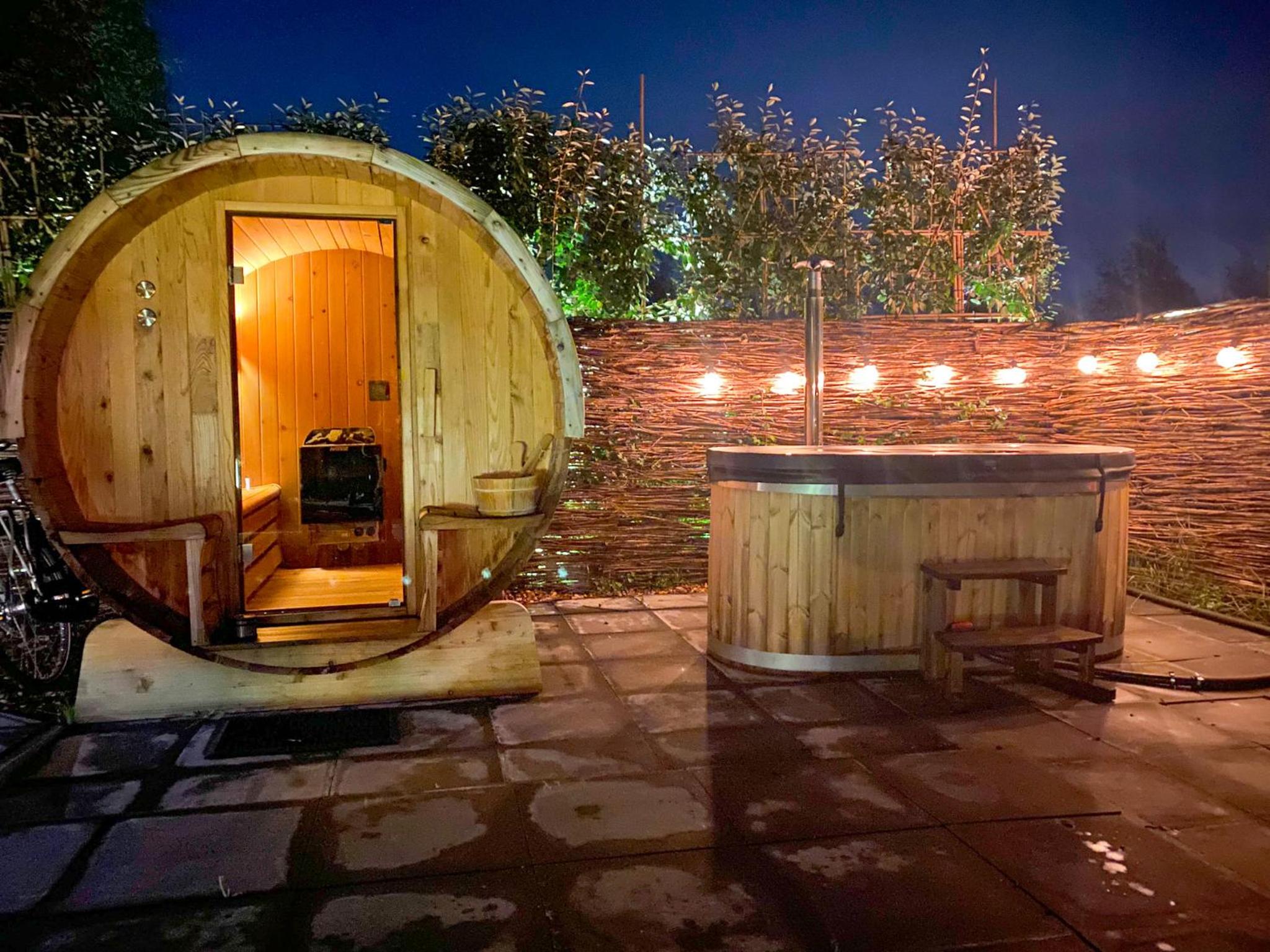Bed & Wellness Pigs and Pillows with private hottub and sauna and tandembike rental included in price near Amsterdam