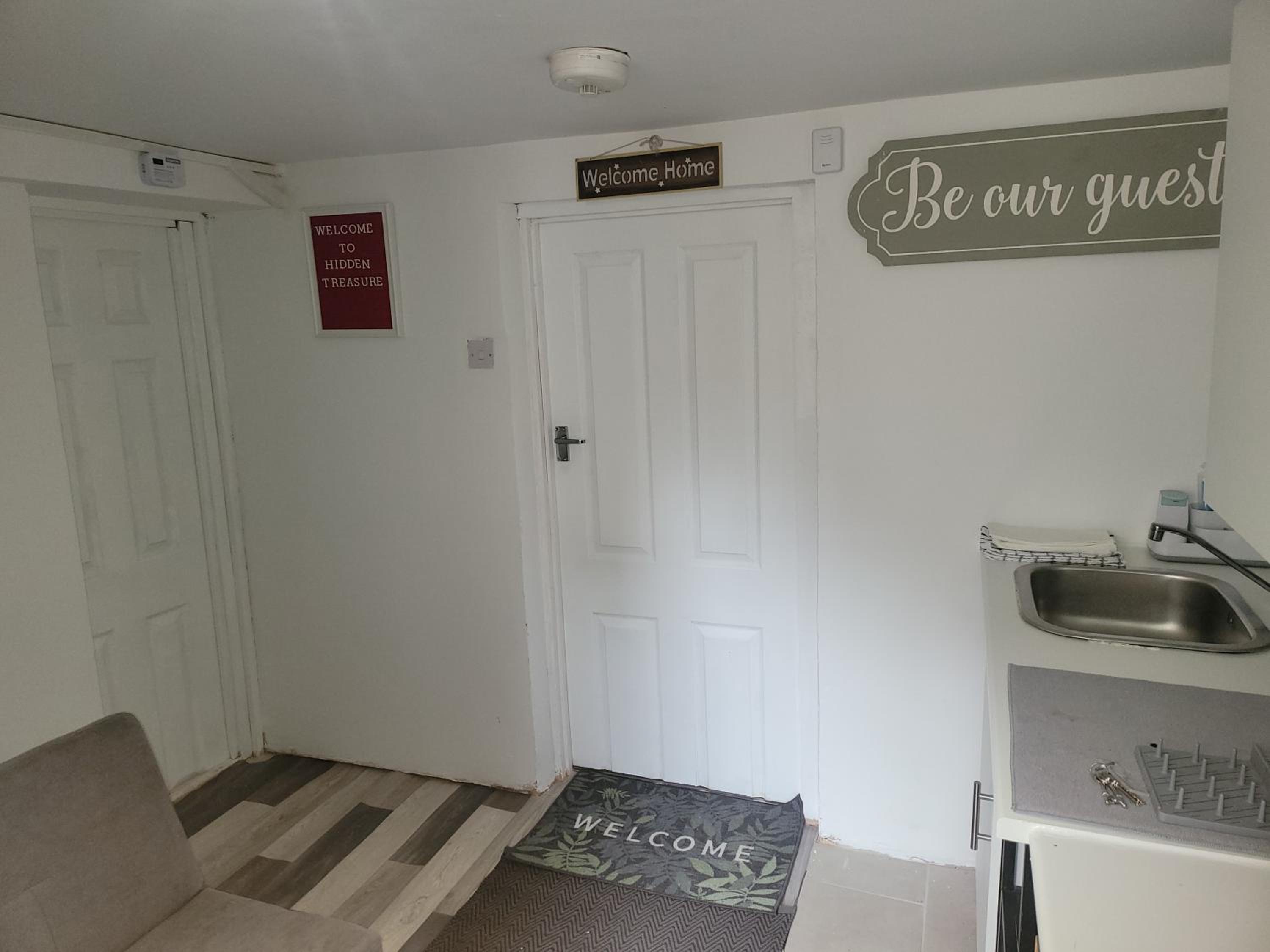 Hidden Treasure-Netflix and Wi-Fi-Basement flat, photo 35