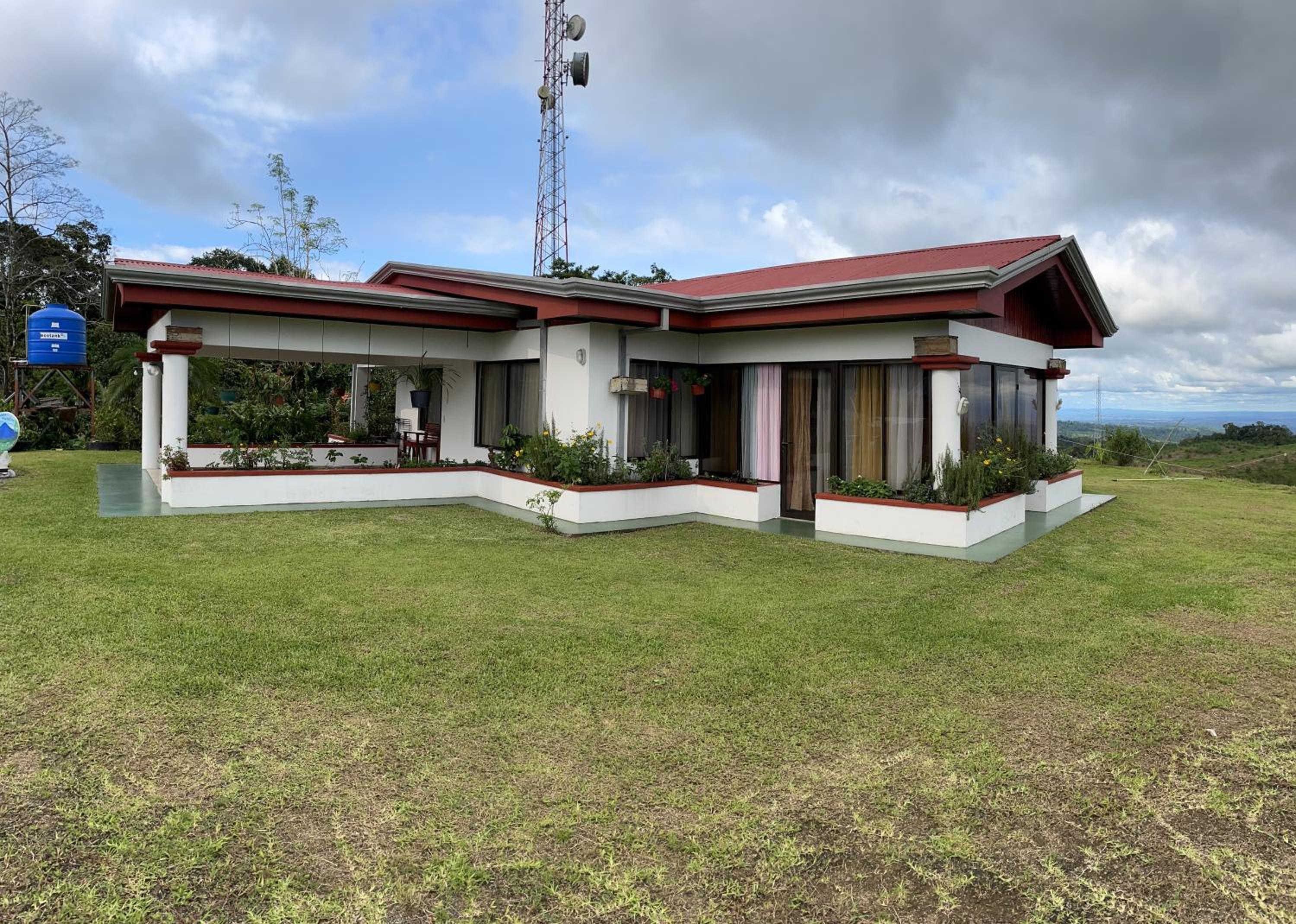 Las Pavitas Arenal Suites view 3